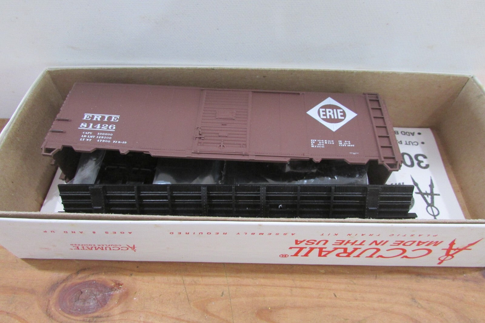 HO Scale Accurail 3525 40' Steel Box ERIE Kit