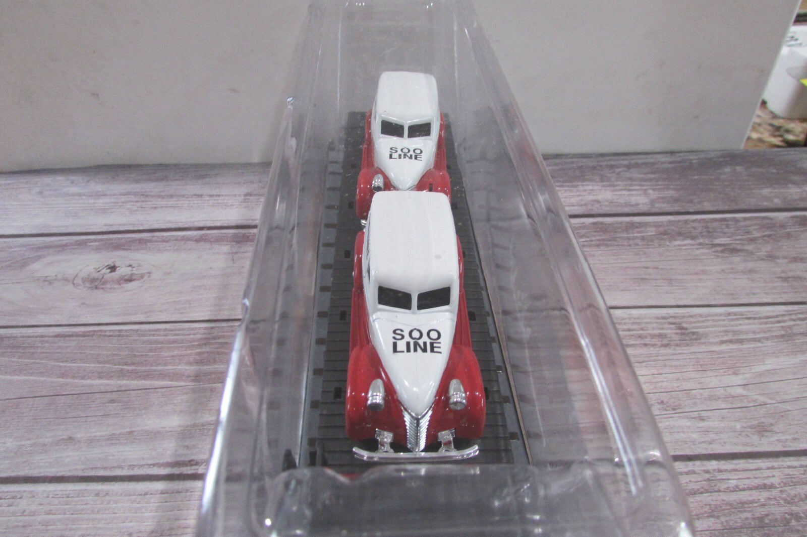 O Gauge Menards 279-3052  Soo Line Flat Car with Two Panel Cars Lot#3011