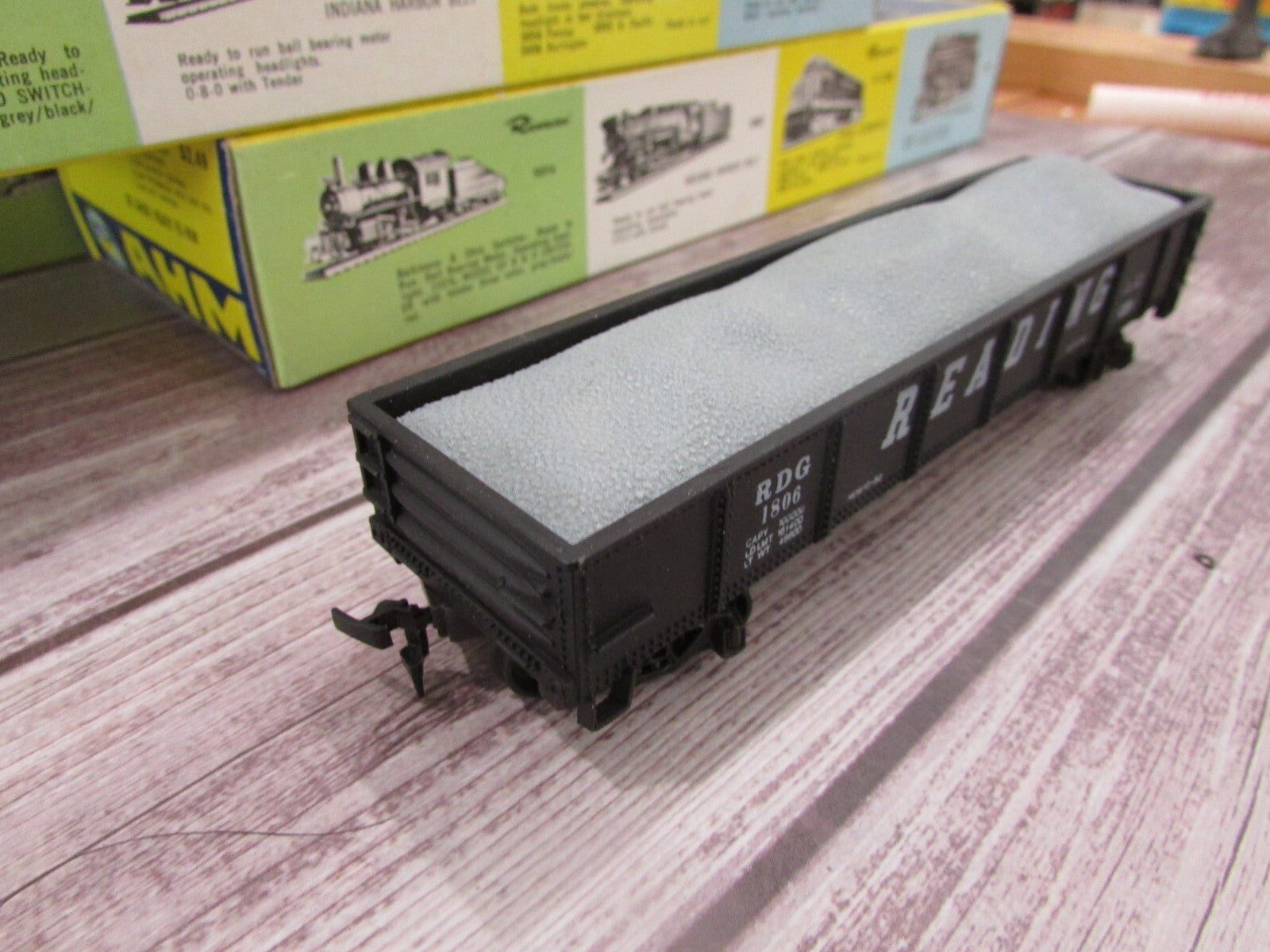 HO Scale AHM 5536 (1)Gondola Car with Load "Reading"