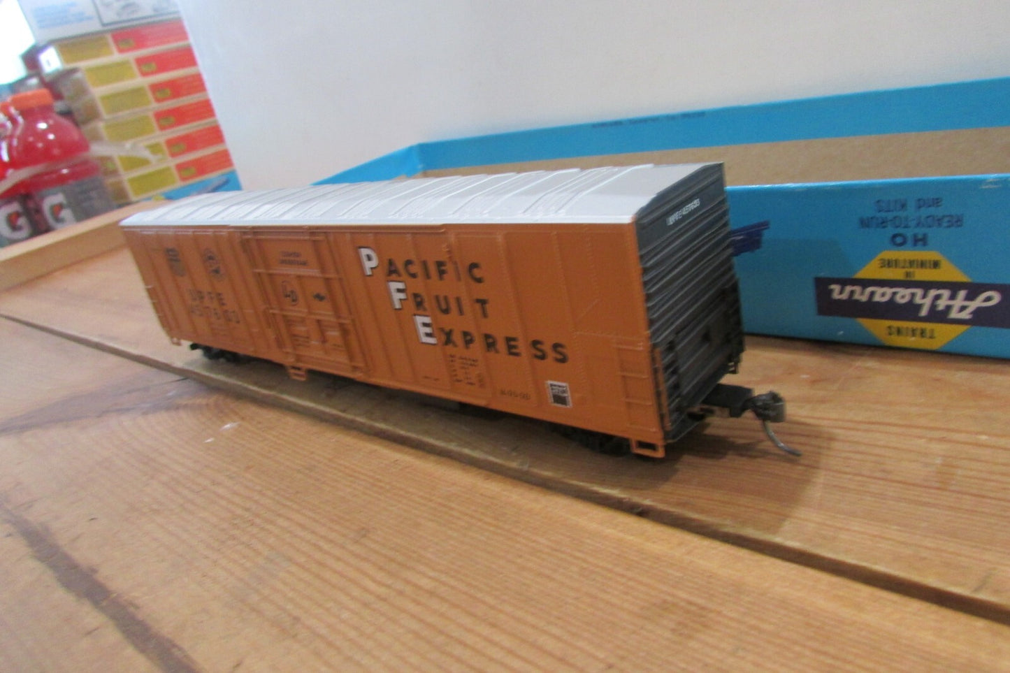 HO Scale Athearn 5465 57ft Reefer Car P.F.E. Lot#4545