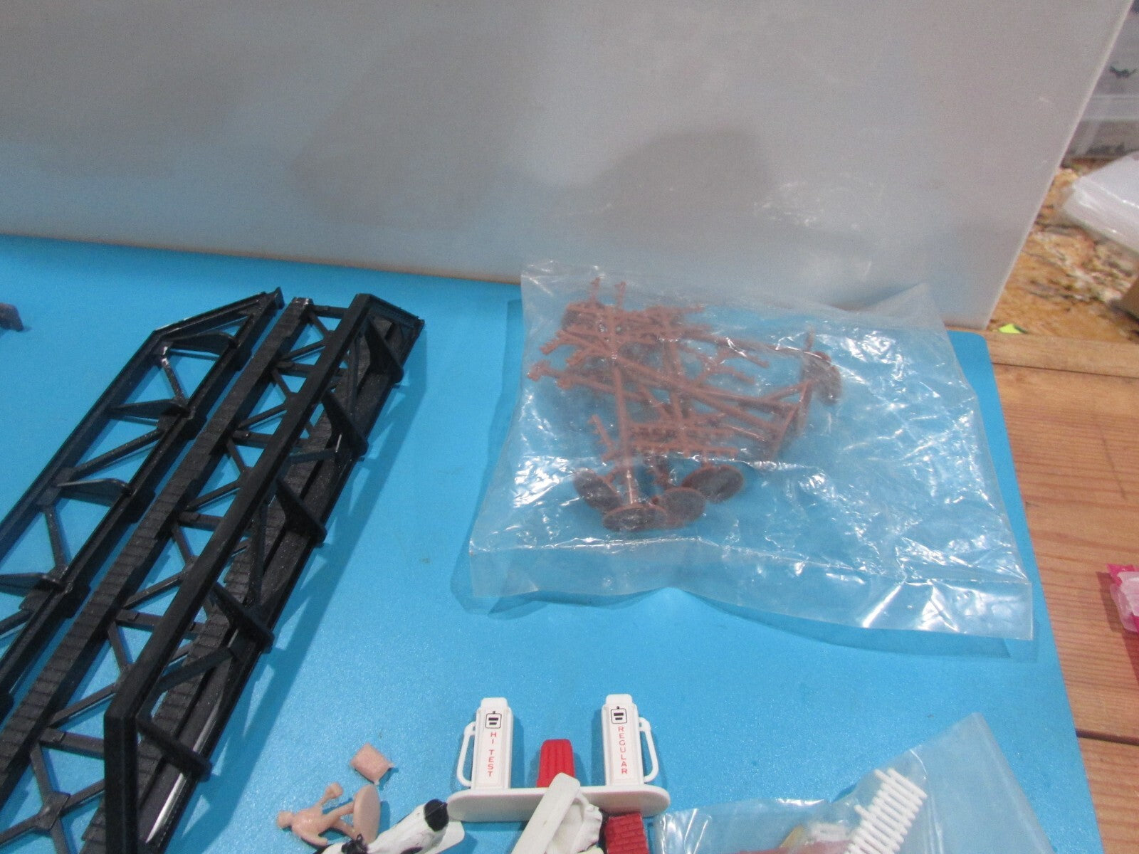 HO Scale assorted of building,bridge,pole,ect,please see pictures Lot#1970