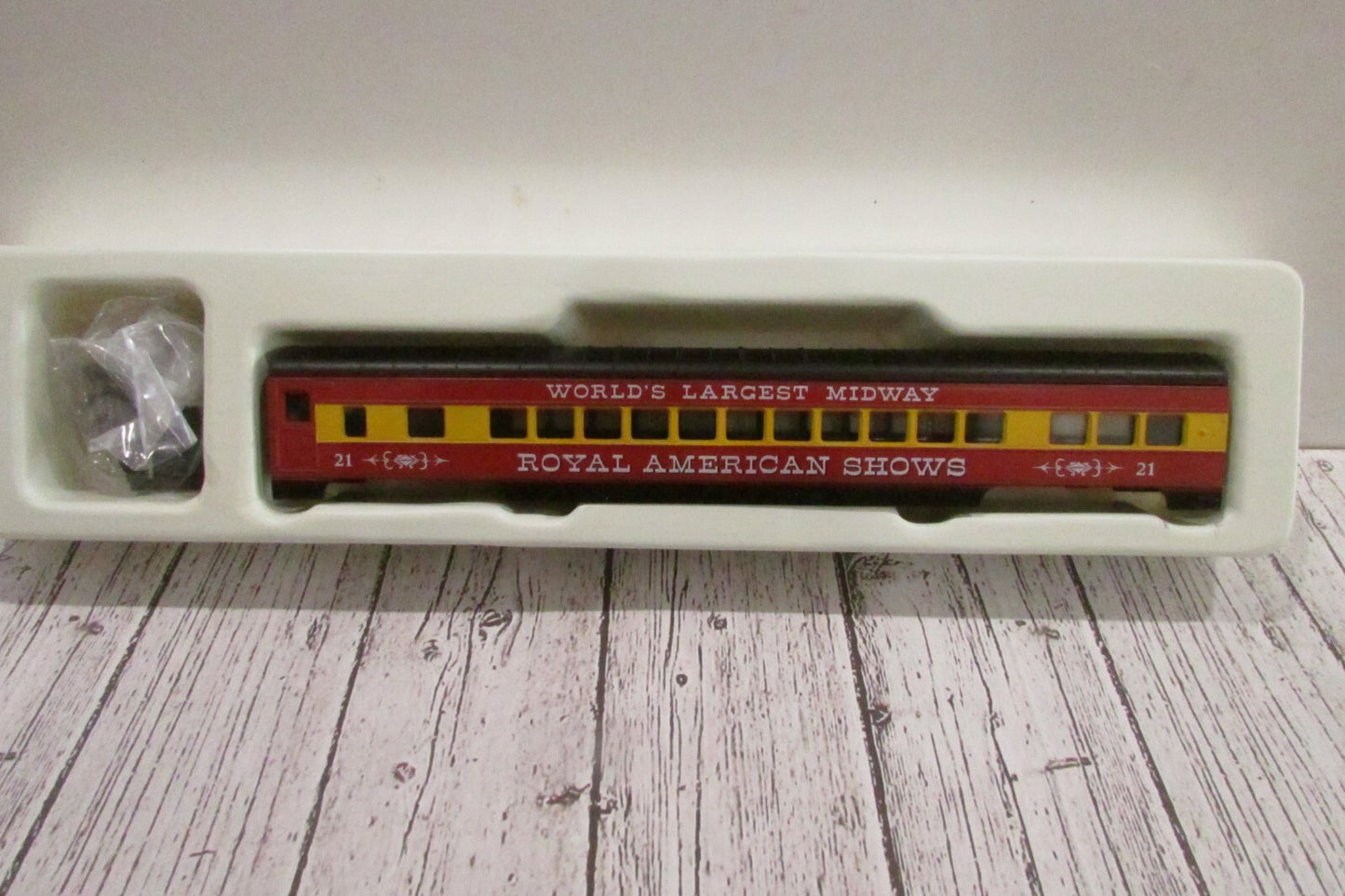 HO Scale Con-Cor (3) Royal American Shows Passenger Cars Kits  Lot#3335