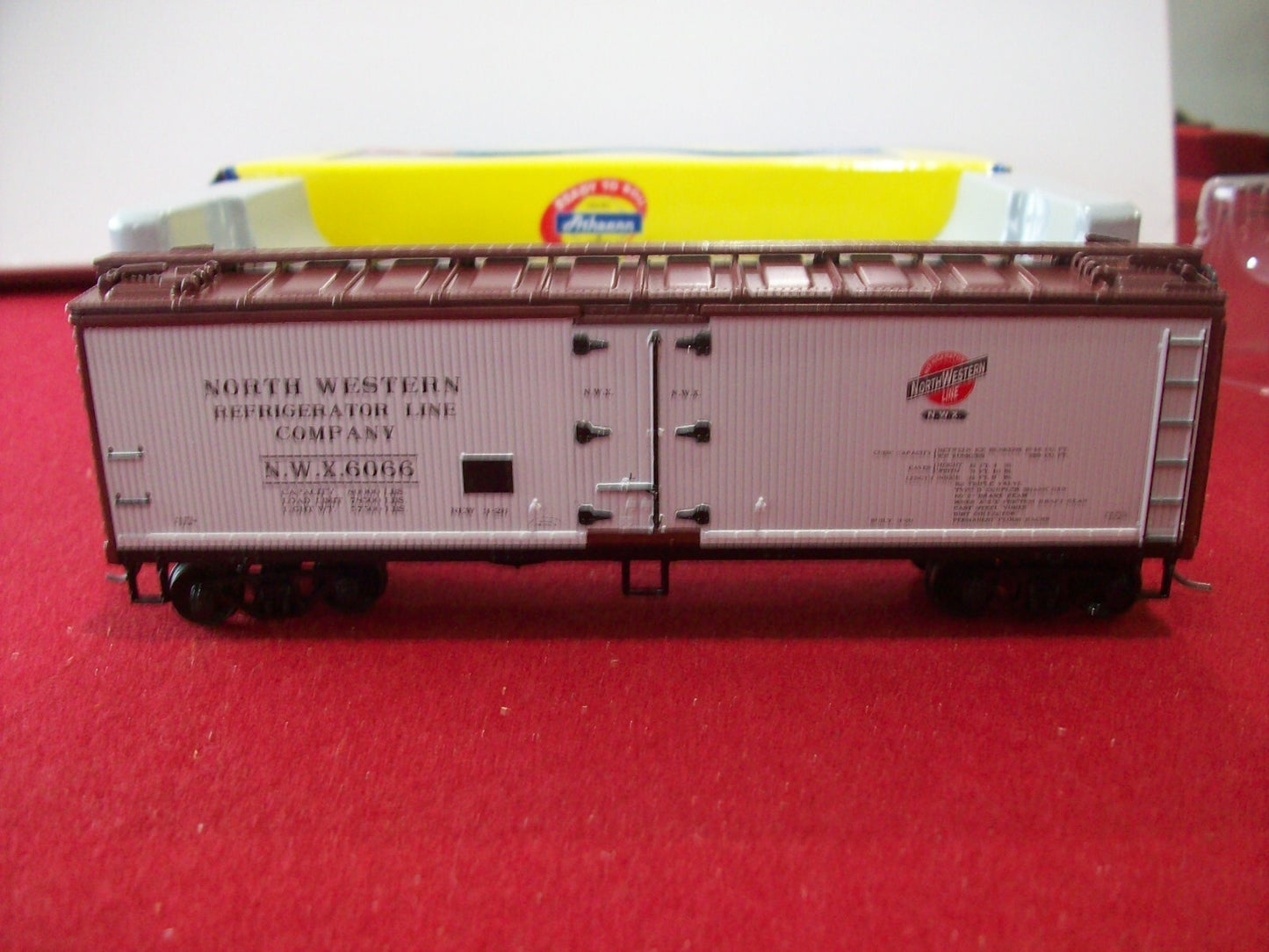 HO Scale Athearn93112 North Western Refrigerator Car