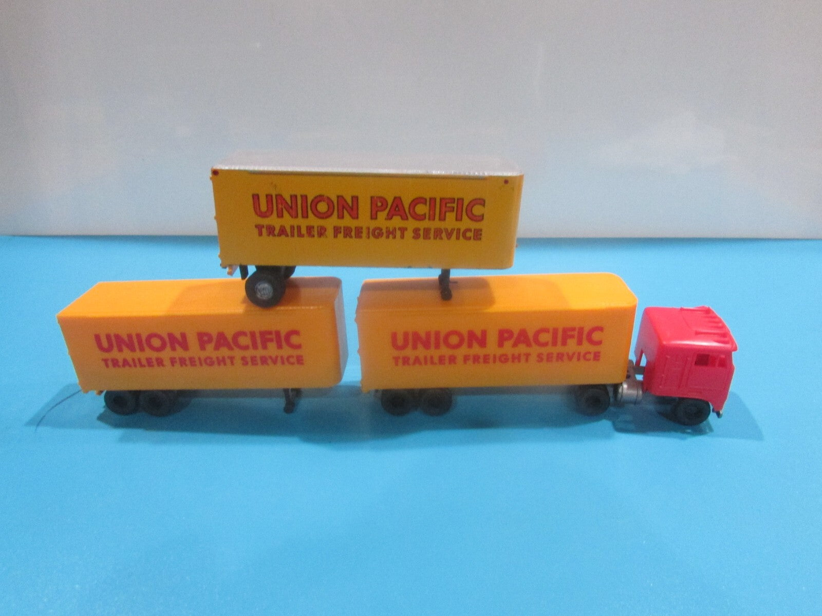 HO Scale Truck  with (3) Trailers Union Pacific Lot#1833