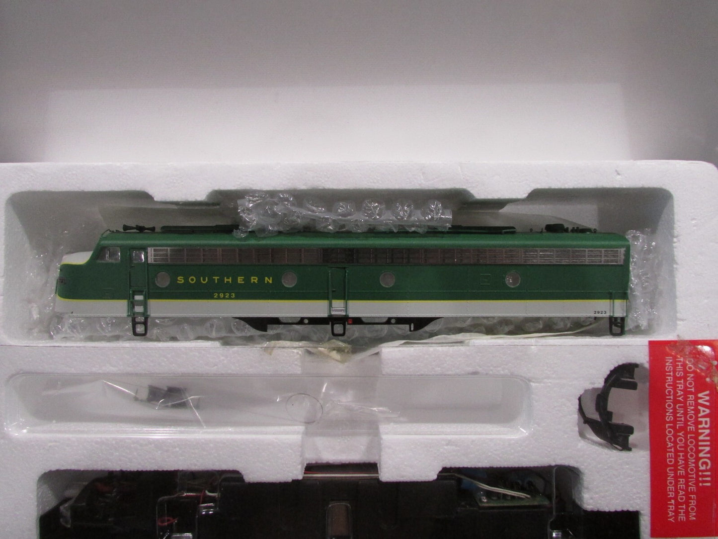 HO Scale Proto 2000 8716 E8/E9 Locomotive Southern   Lot#1178