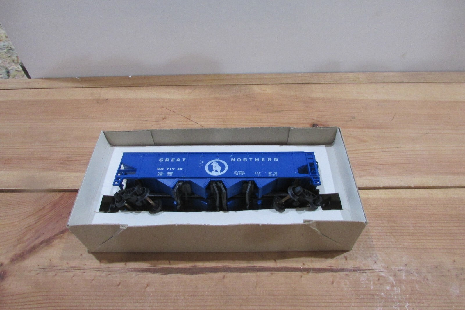 HO Scale Model Power Great Northern Hopper Car #71950 Lot#0371