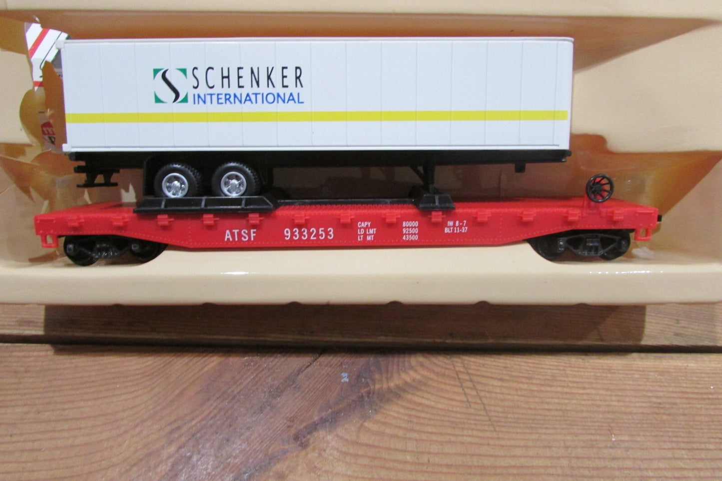 HO Scale Model Power 8357 ATSF Flat Car #933253 W/Schenker International Trailer
