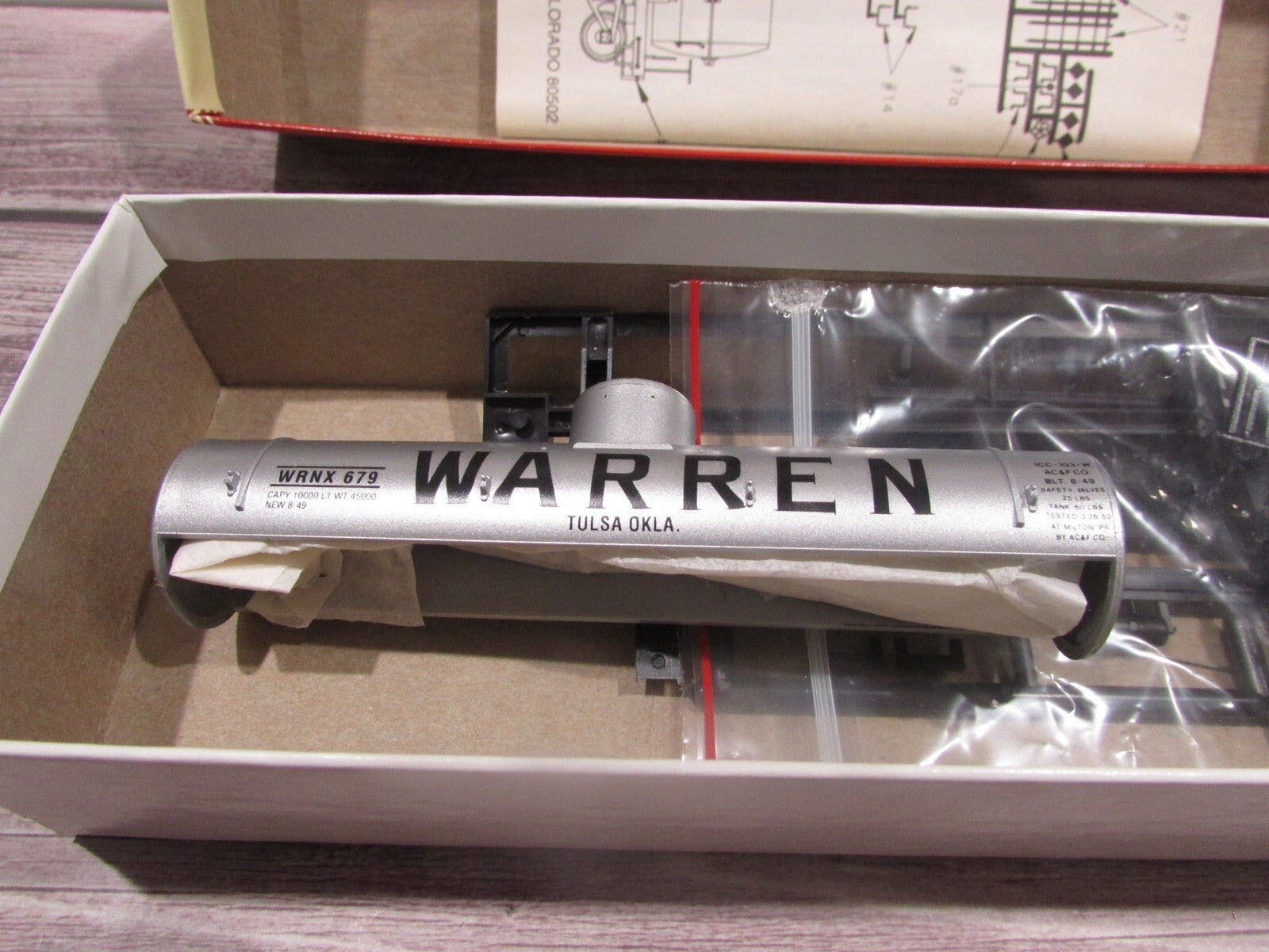 Ho Scale Red Caboose  RC-3030-4 10,000 Gallon Tank Car Warren Lot#3929