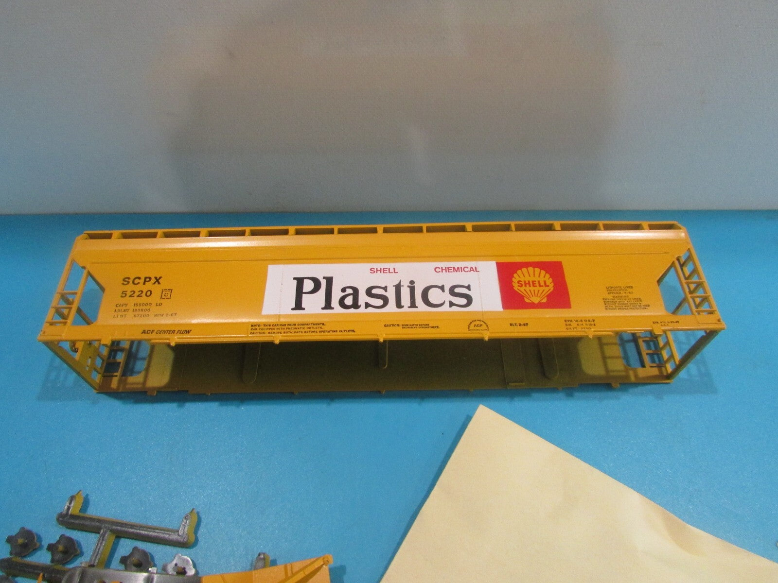 HO Scale Athearn 1910 55ft Center Flow Hopper Plastics Shell Oil Car Lot#2109