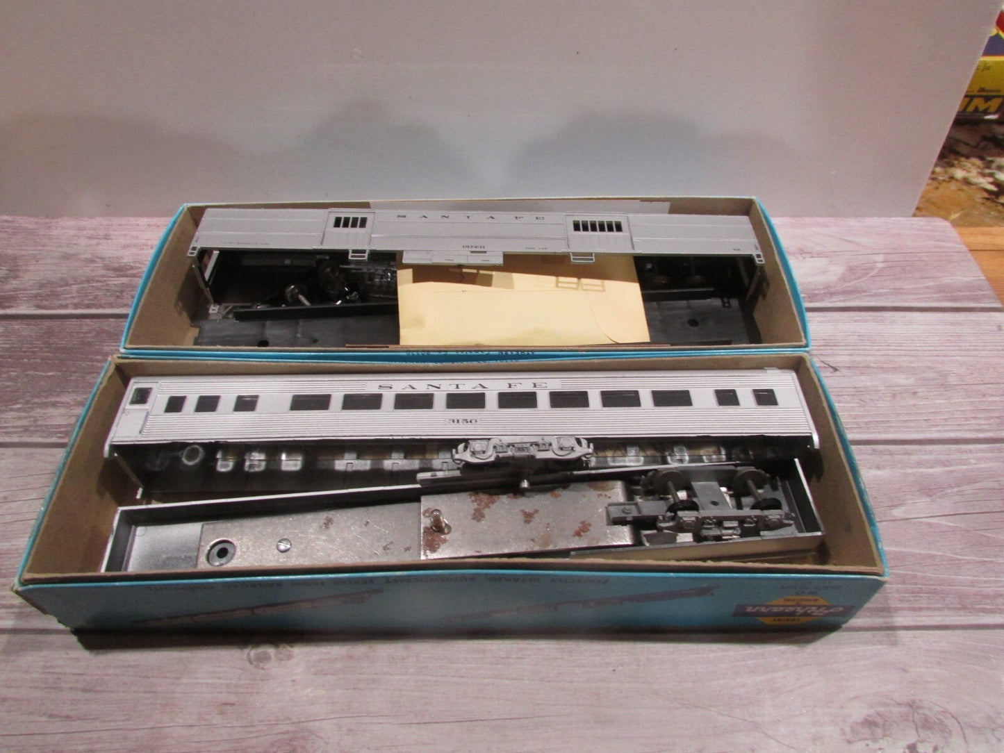 HO Scale Athearn (2) Passenger Car "Santa Fe" Kits Lot#3226