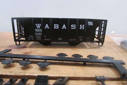 HO Scale Roundhouse 1466 2Bay Covered Hopper WABASH  RH4317
