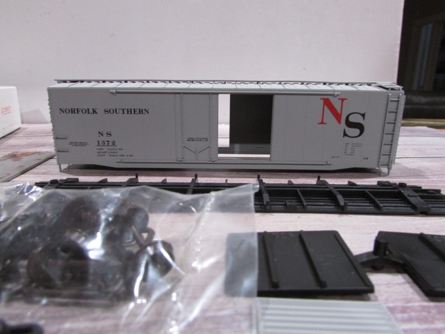 HO Scale  Accurail 5310 50' Combo Door BoxCar Norfolk-Southern #1372