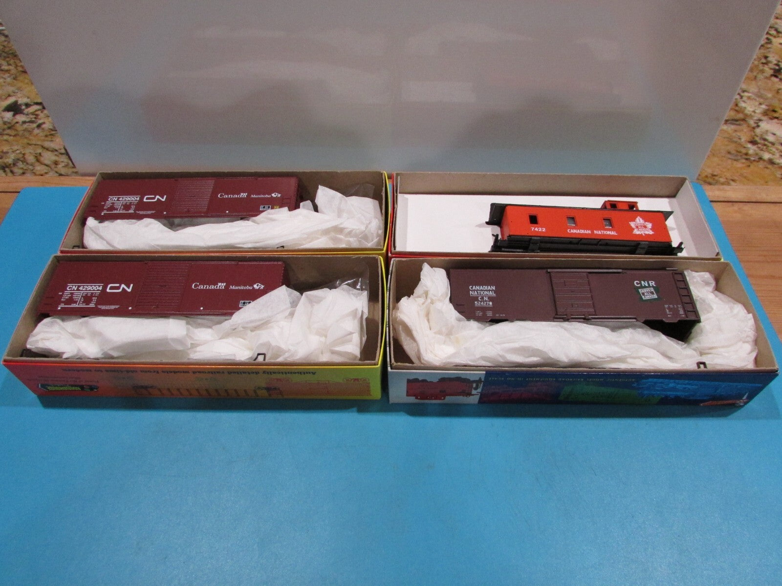 HO Scale RoundHouse (4Cars) Assorted Freight Cars and Caboose  CN Lot#1576