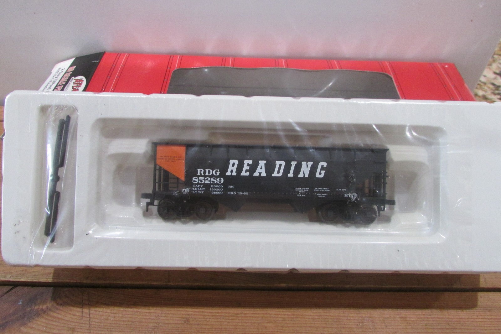 HO Scale Atlas 1870-1 2Bay Offset Side Hopper  A4915