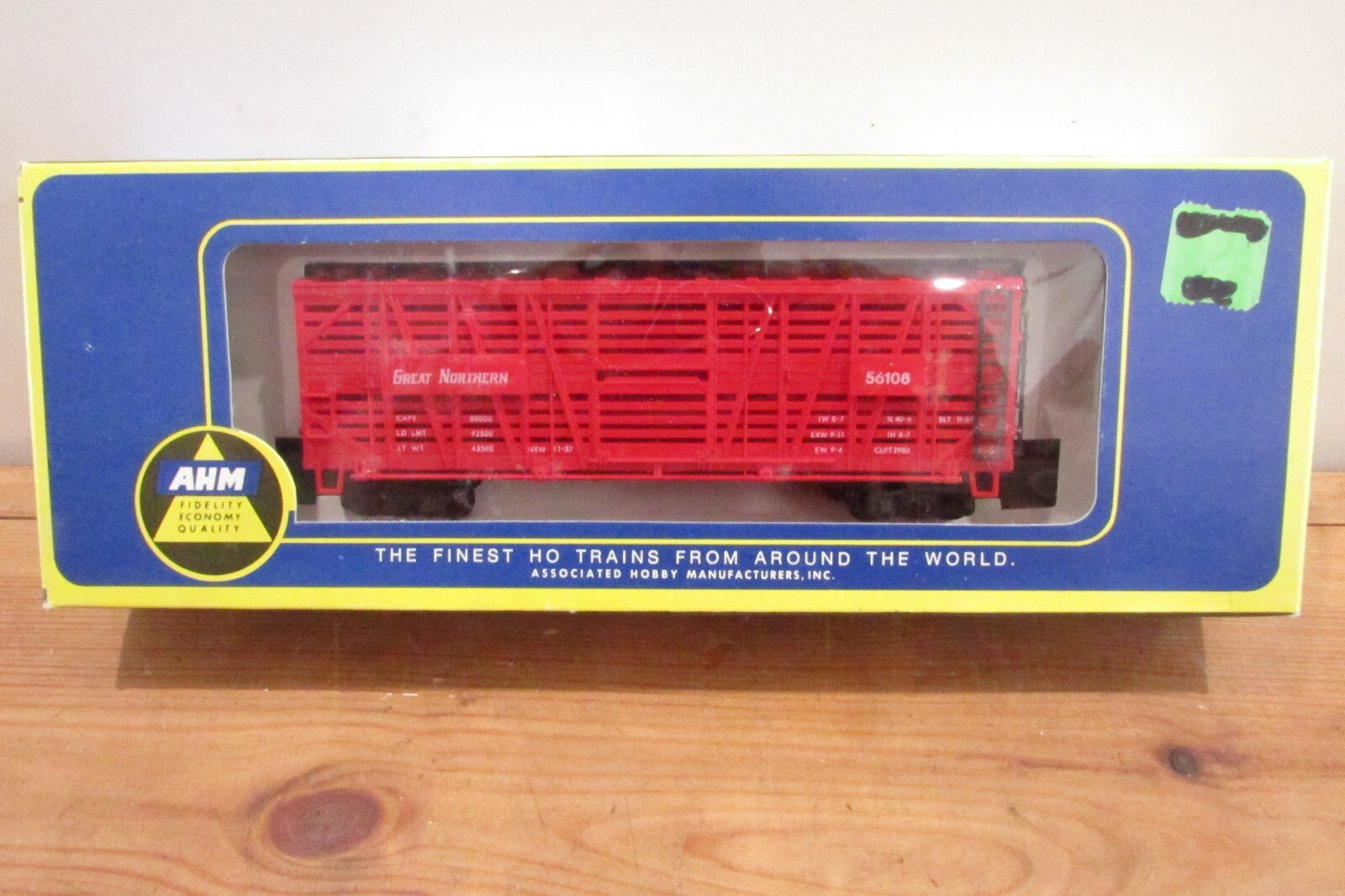 HO Scale AHM 5275E Cattle Car Great Northern (Red)