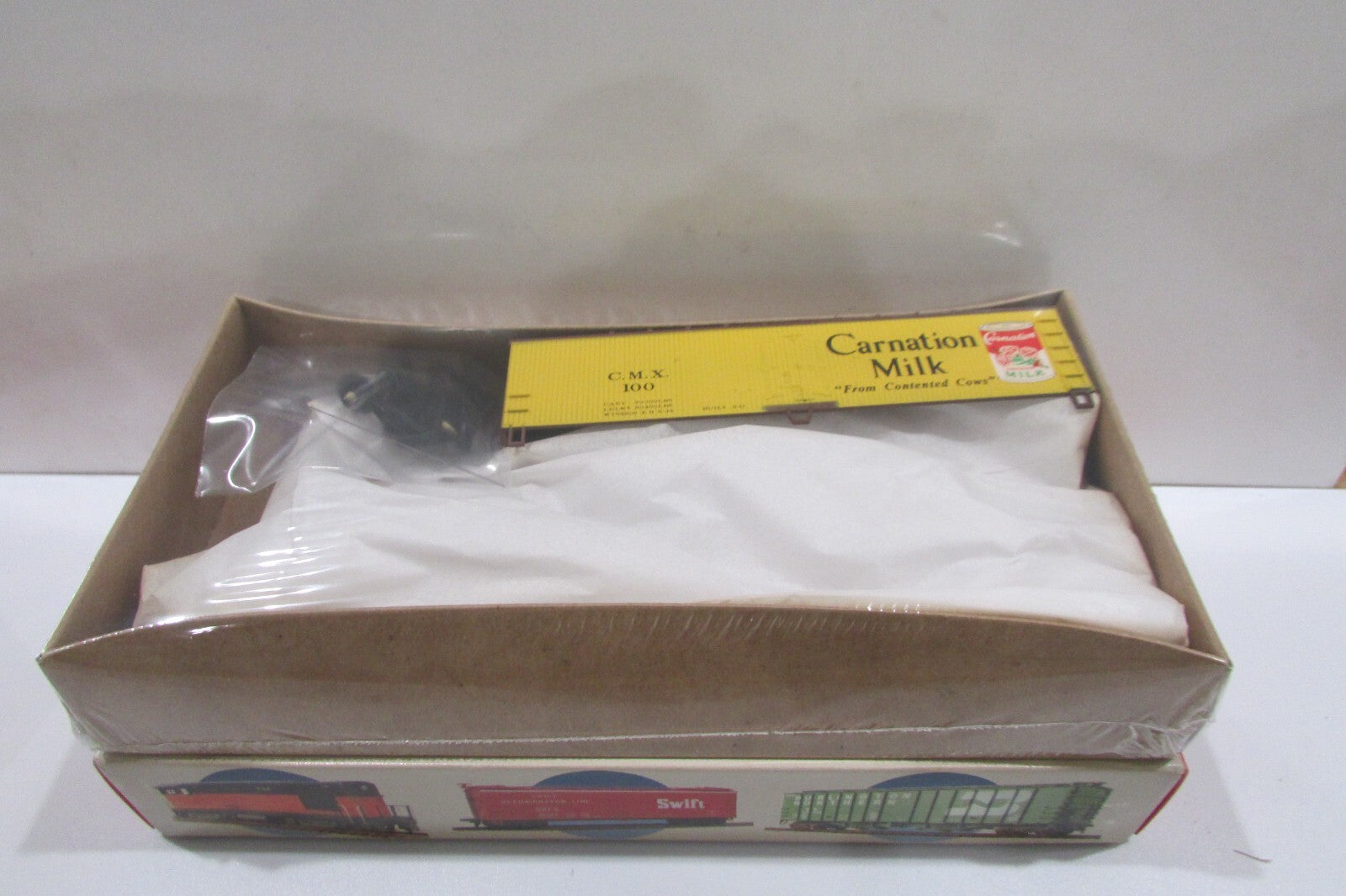 HO Scale Walthers 932-2479 (2) 40' Reefer Wood End Carnation Cars Lot#4063