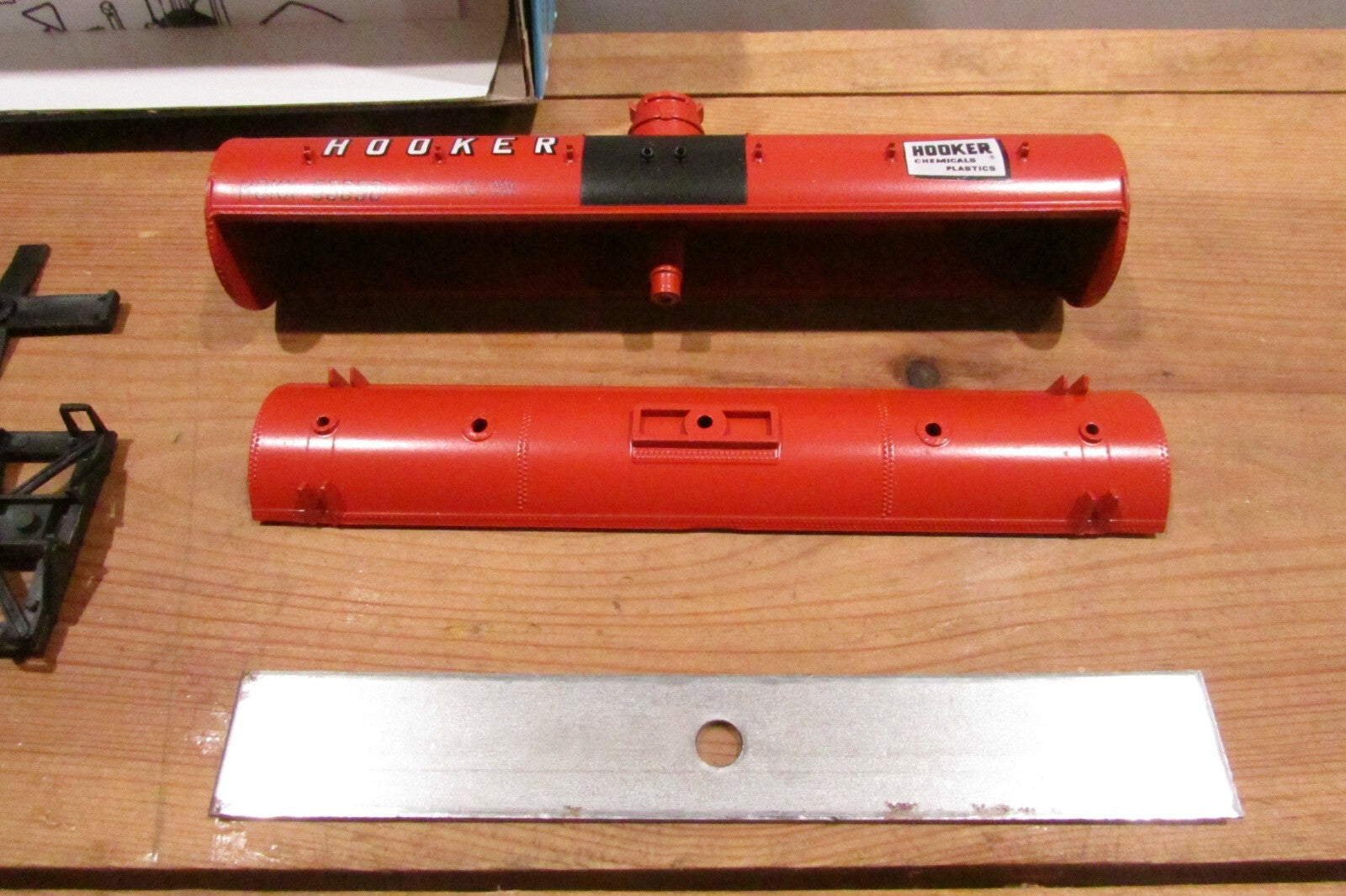 HO Scale Athearn 1557 Chemical Tank Car Kit Hooker #56658