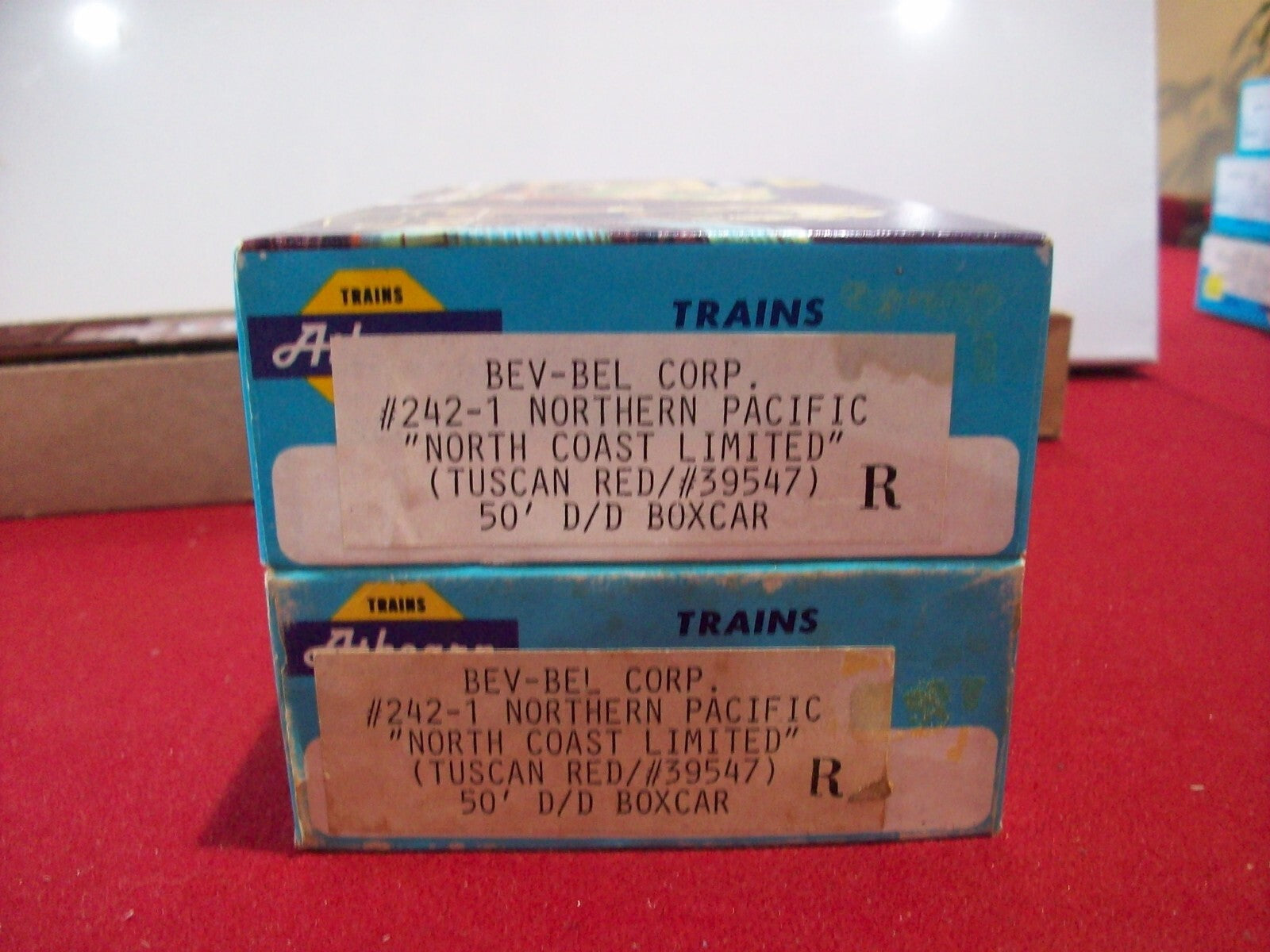HO Scale (2) Athearn Northern Pacific Railway Cars Kit Lot#4068