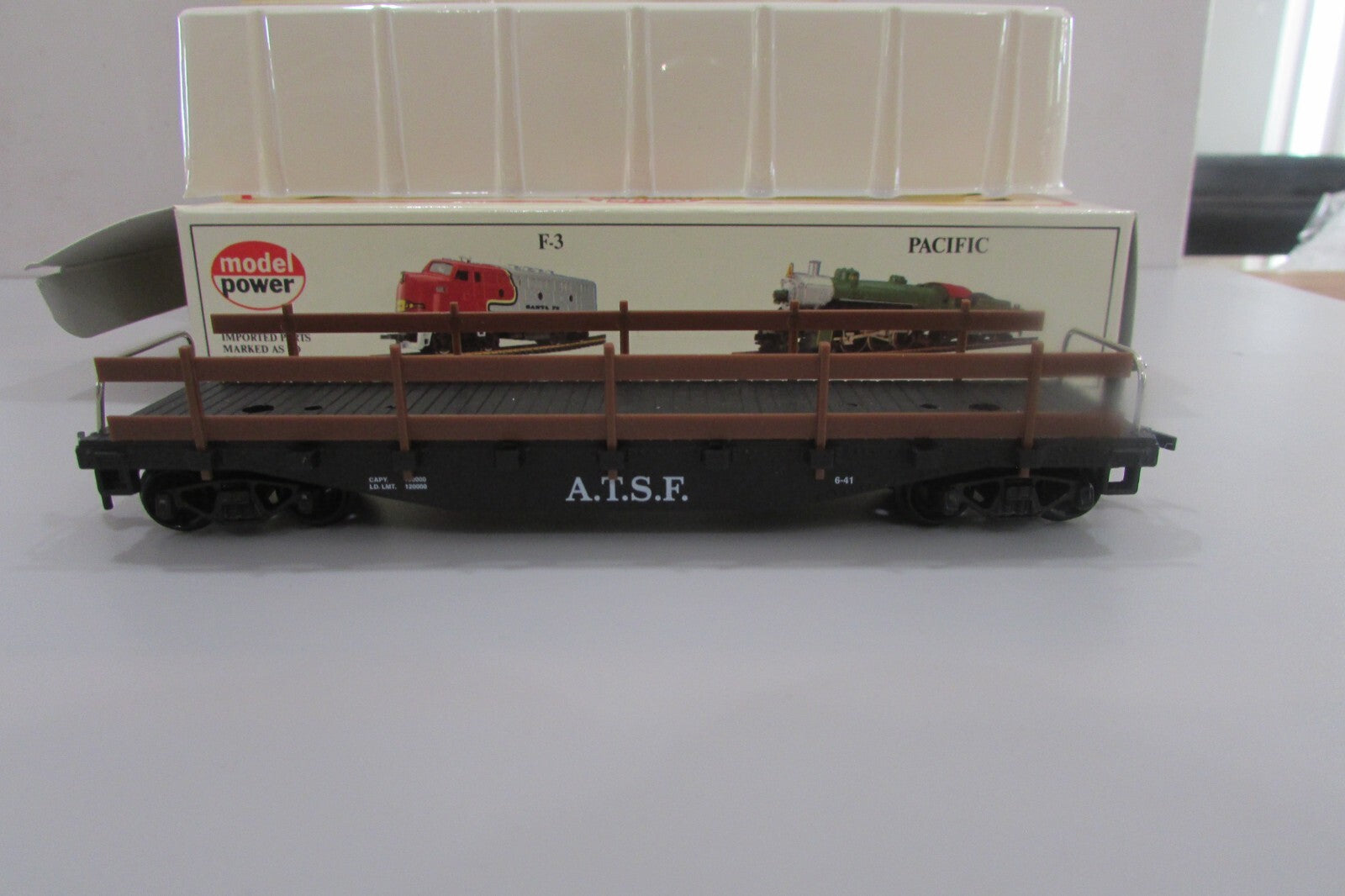 HO Scale Model Power (3) 8230 Santa Fe 40' Flat Cars w/ Guard Rails Lot#2787
