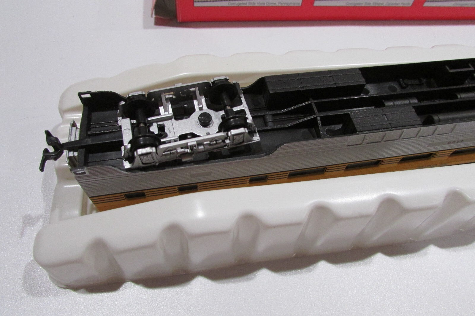 HO Scale IHC 47331 Denver & Rio Grande Western Coach Corrugated Side Lot#2831