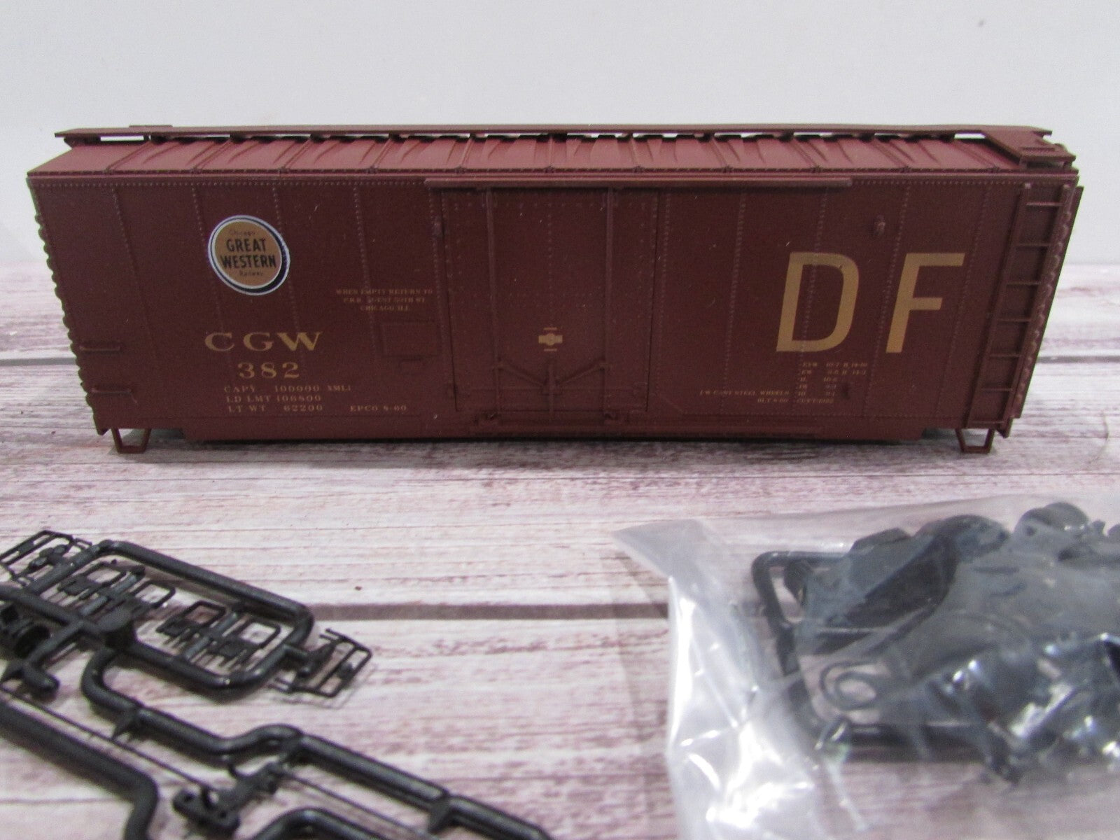 HO Scale  Accurail 3133 40' Plug Door Box Car Chicago Great Western #382