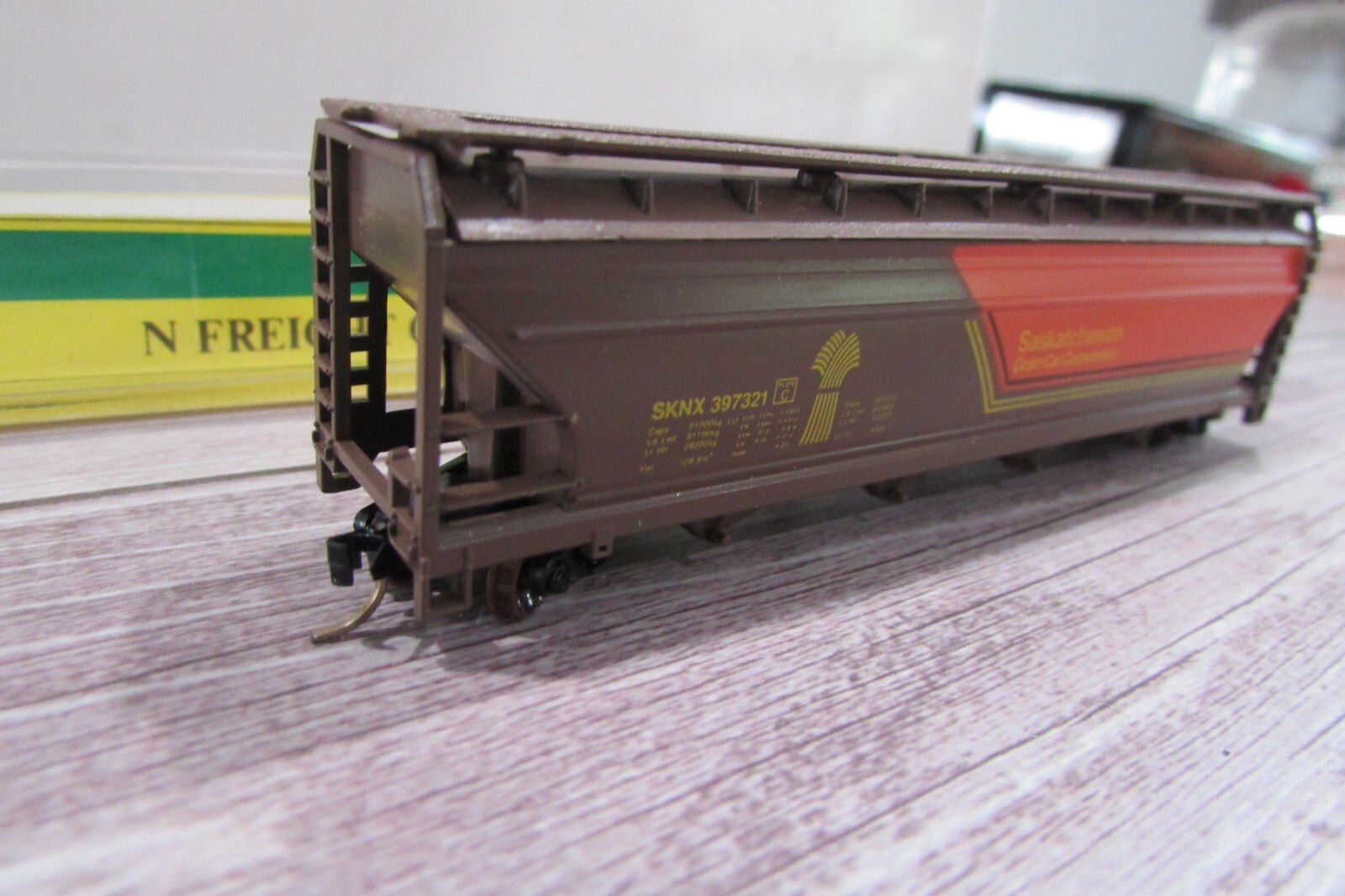 N Scale Model Power 3491 55' Cylindrical Hopper Saskatchewan Grain Car Corp,