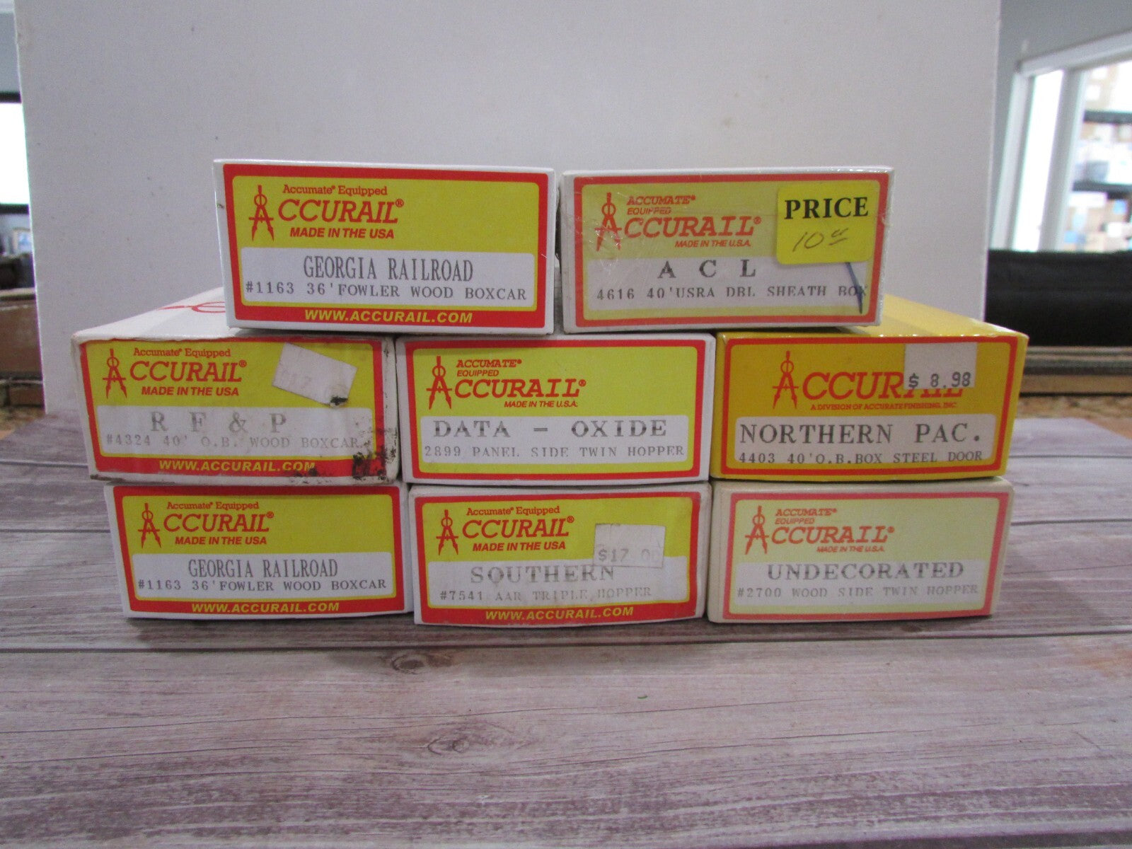 HO Scale  Accurail (8) Assorted  Hopper, Box Car Kits Lot#3539