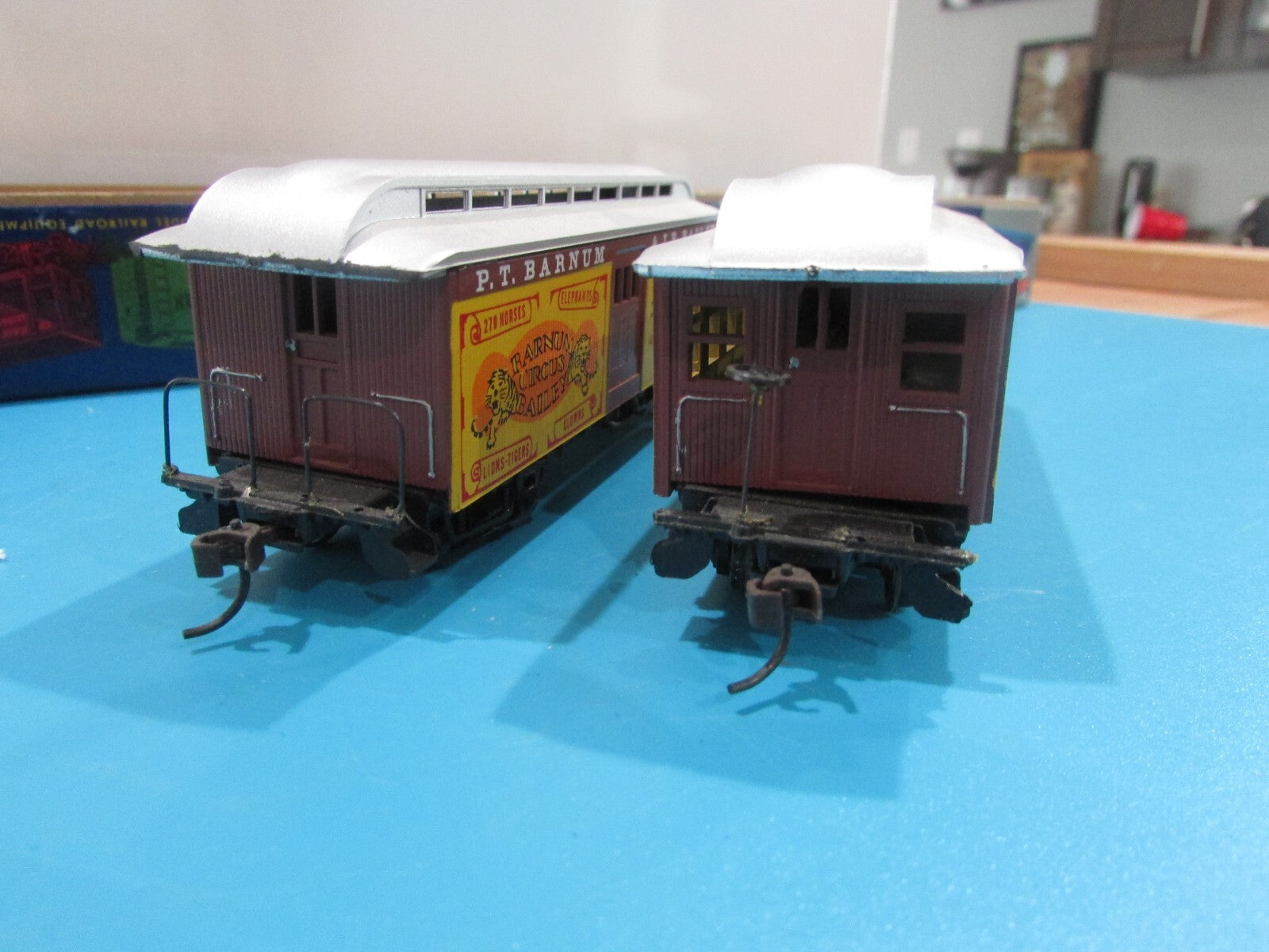 HO Scale Roundhouse (2) Barnum & Bailey Passenger Cars  Lot#1776