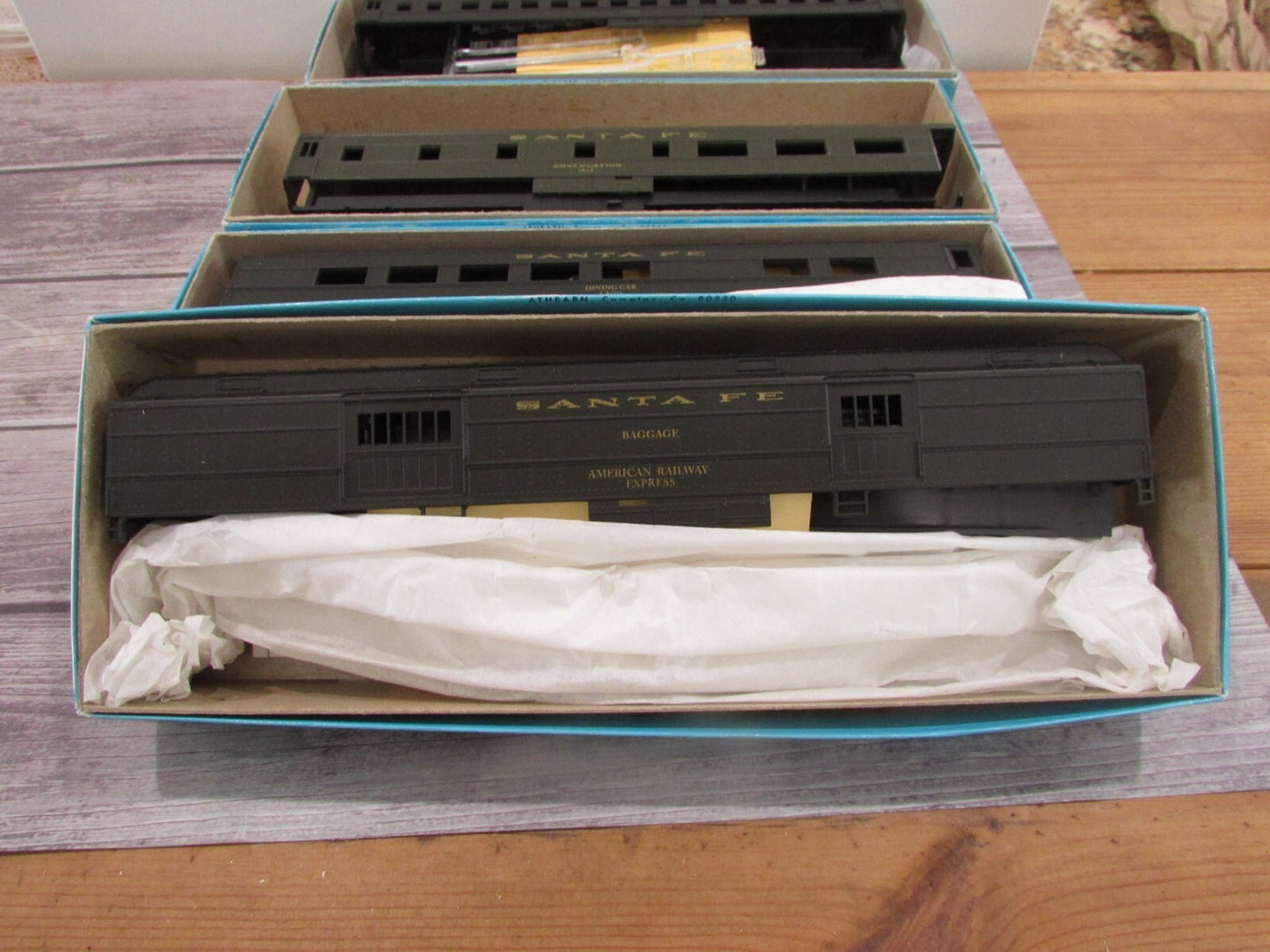 HO Scale Athearn (4) Passenger Car "Santa Fe" Kits Lot#3200