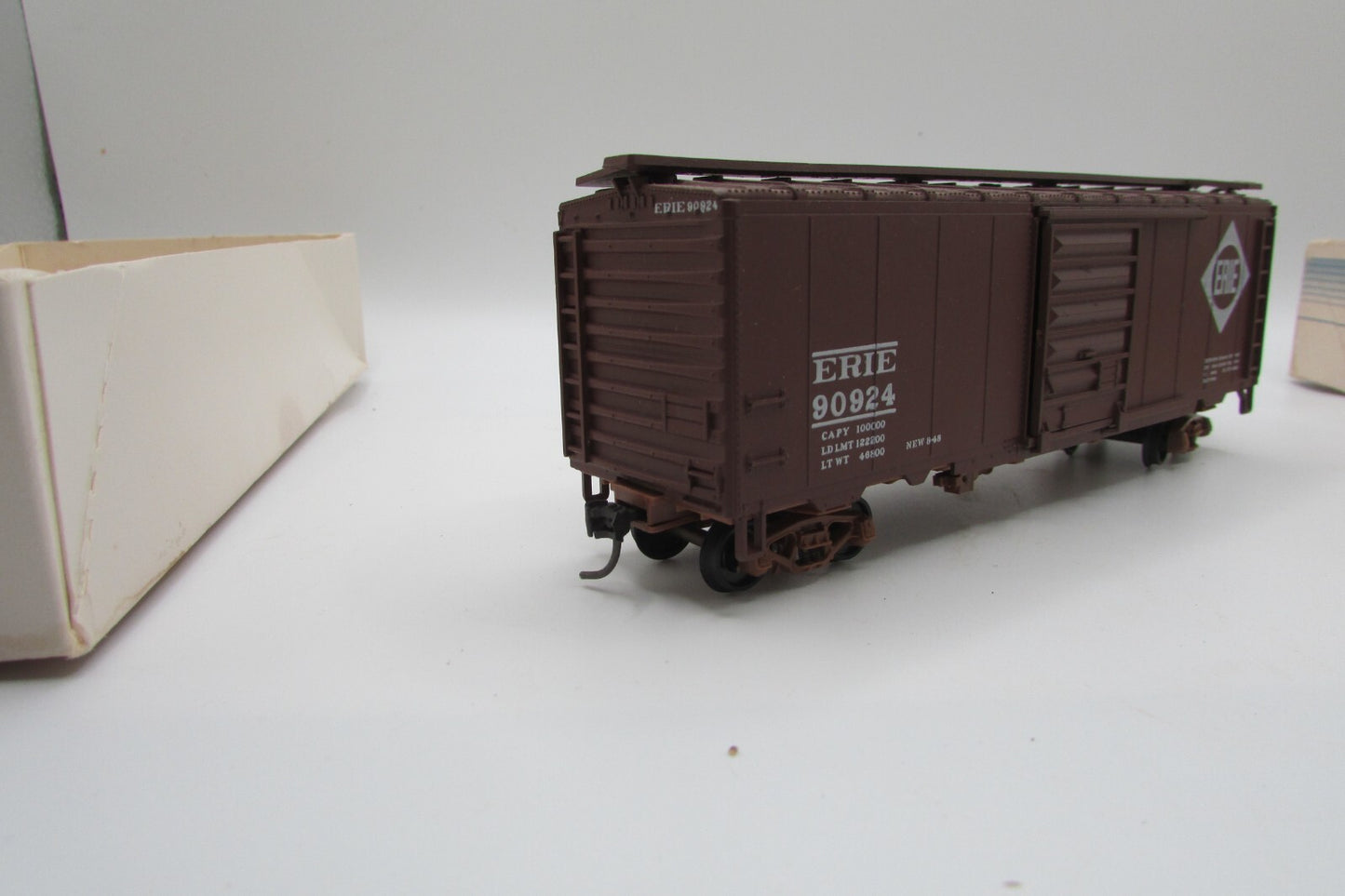 HO Scale Walthers 932-3708 40' PS1 Box Car ERIE WAL4870