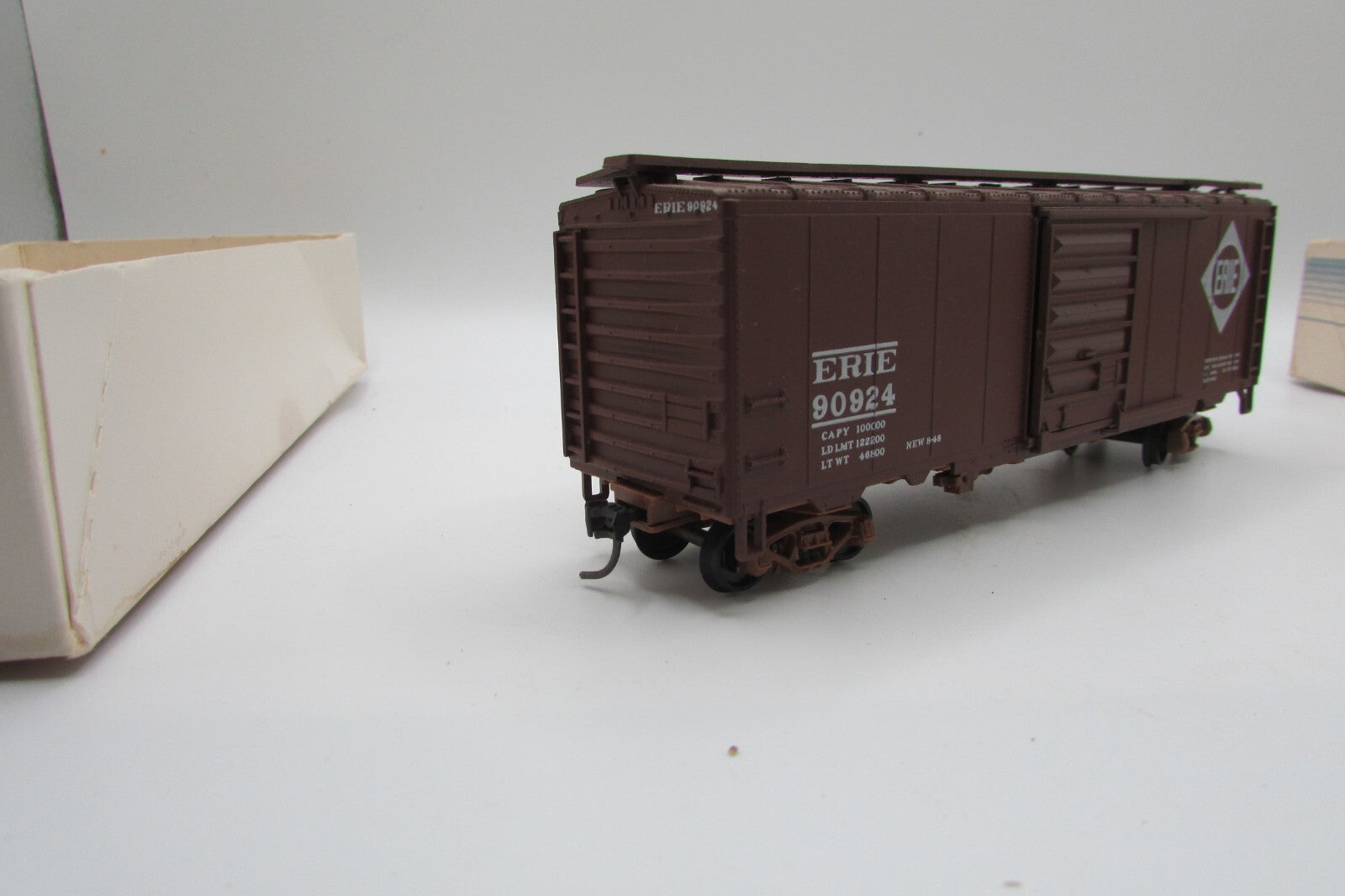 HO Scale Walthers 932-3708 40' PS1 Box Car ERIE WAL4870