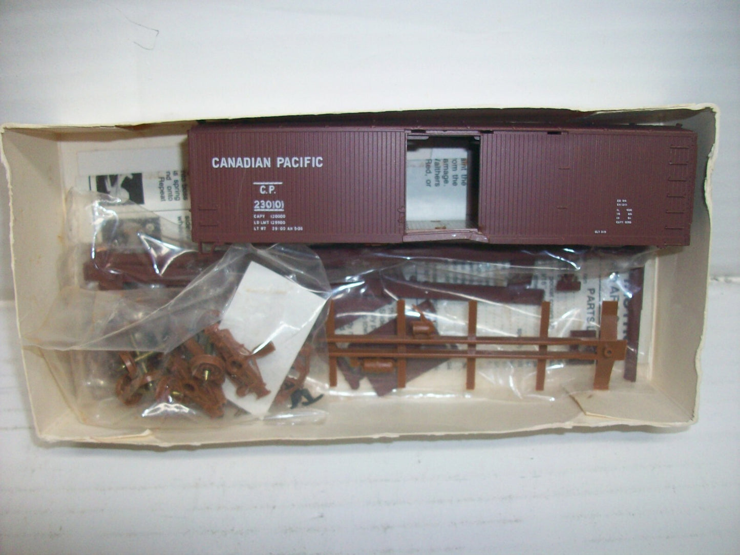   HO Scale Walthers  932-2270 40 DS Wood Box w ARA Steel Ends " CP"