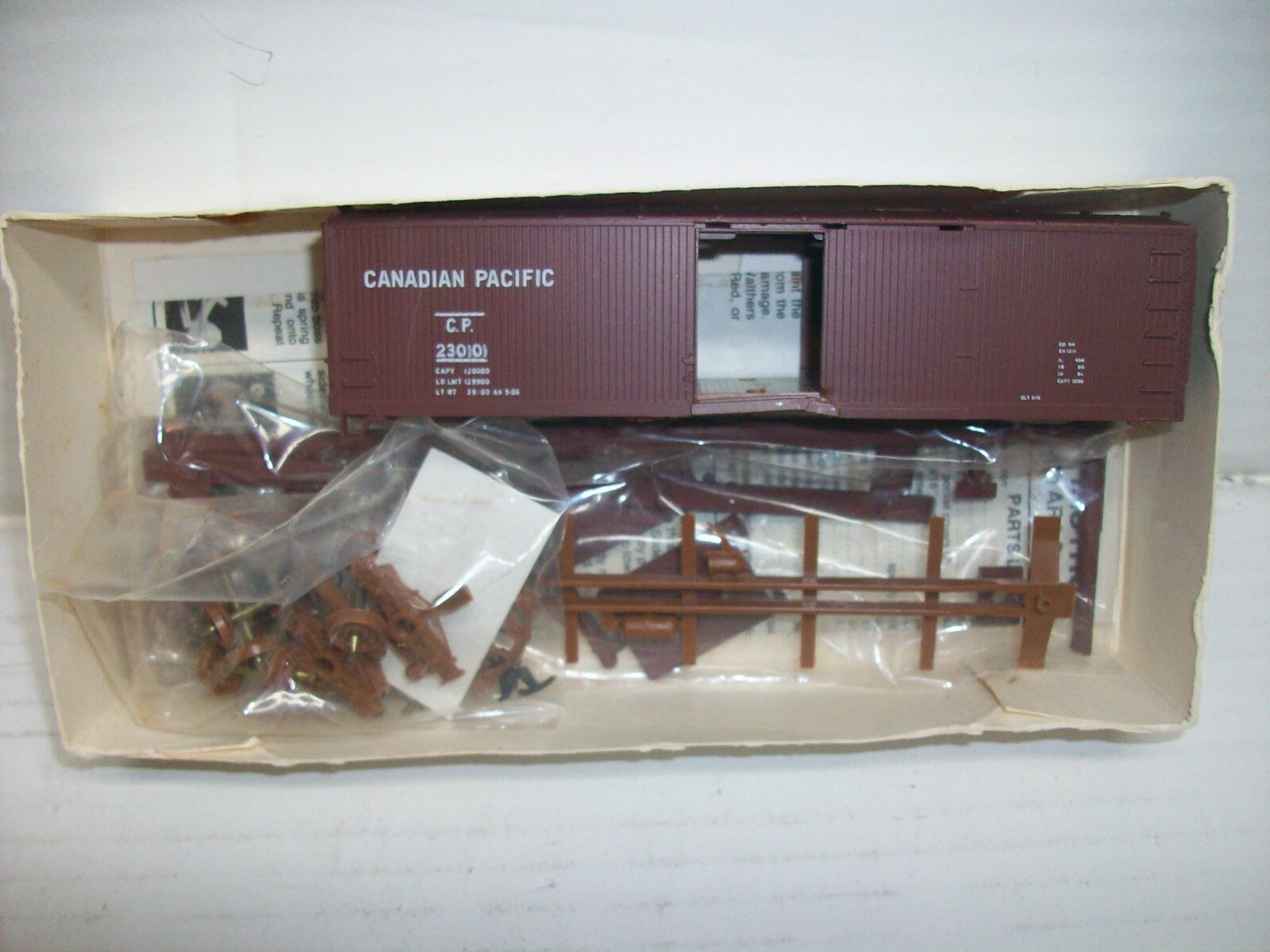   HO Scale Walthers  932-2270 40 DS Wood Box w ARA Steel Ends " CP"
