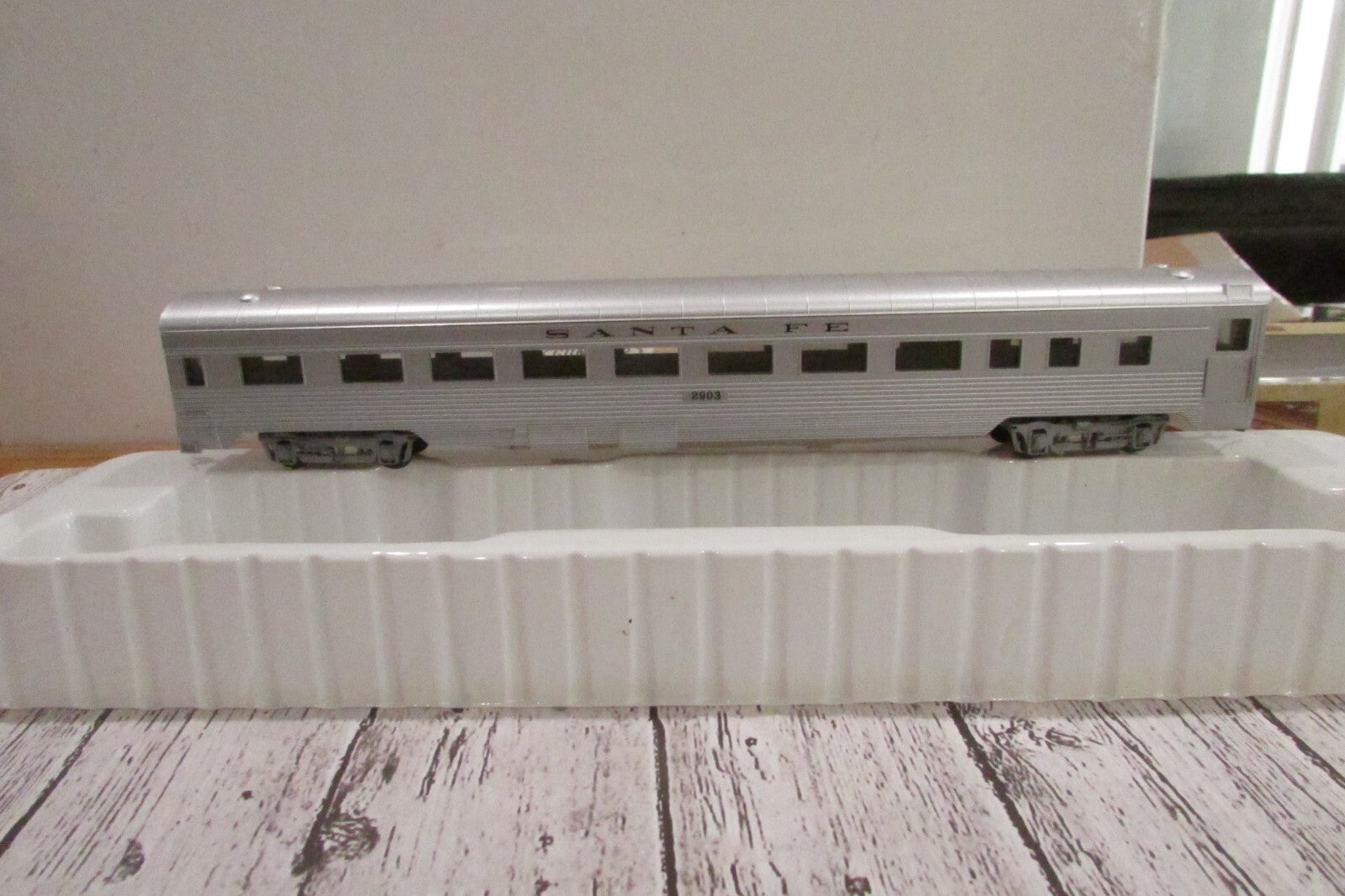 HO Scale Con-Cor Santa Fe  85ft Coach Passenger Car RTR  Lot#3330