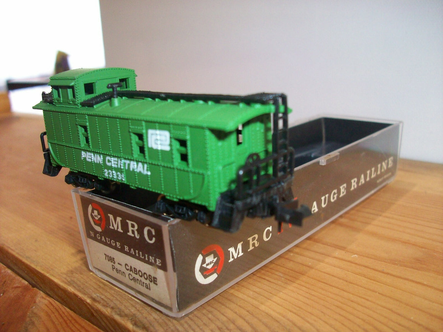 N Scale MRC 7085 Caboose "Penn Central" #23336