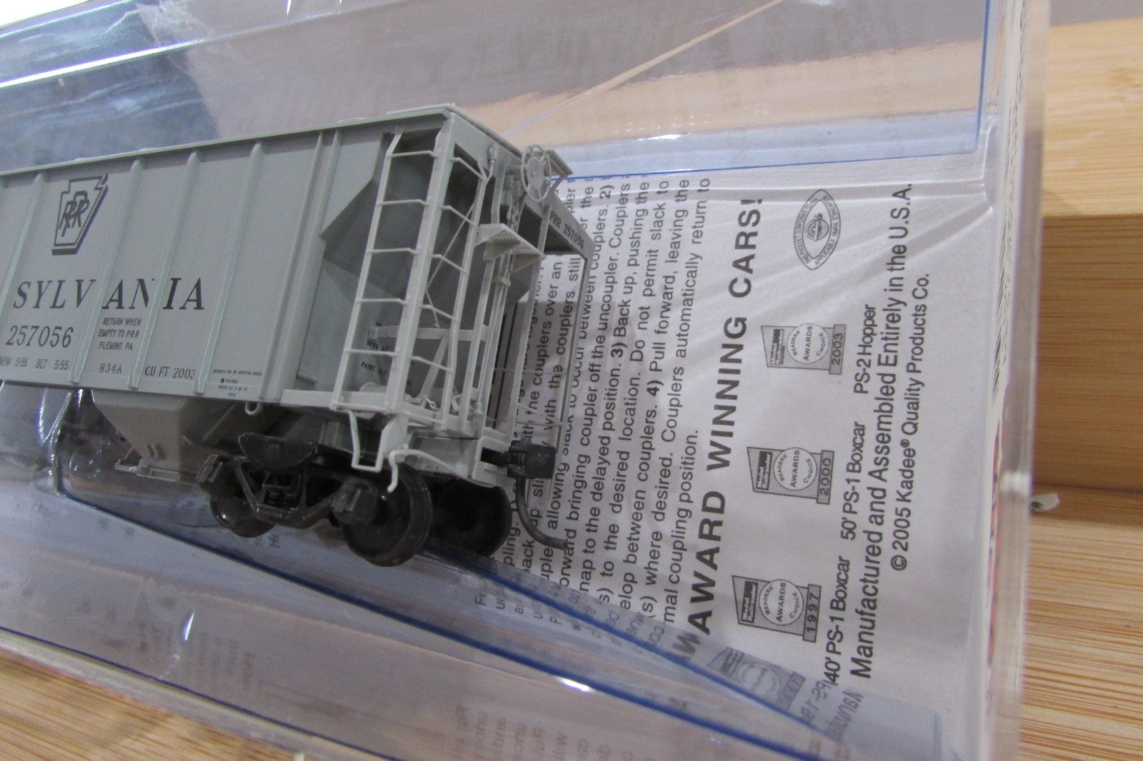 HO Scale Kadee Cars 8322 PS-2 Covered Hopper 2Bay 2003 Cu Ft KD5013
