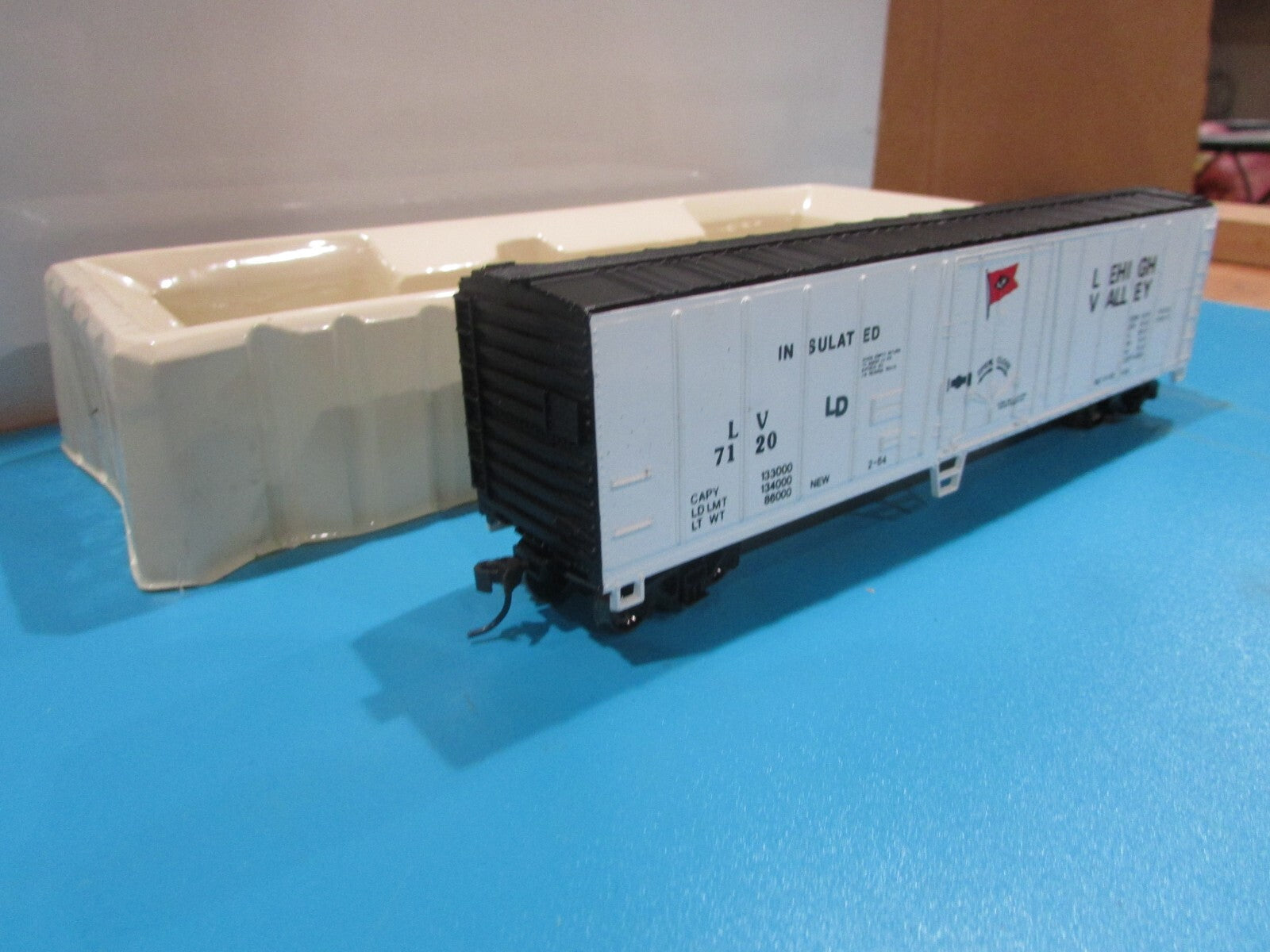 HO Scale Bachmann 17927 50' Steel Reefer Lehigh Valley Lot#0854