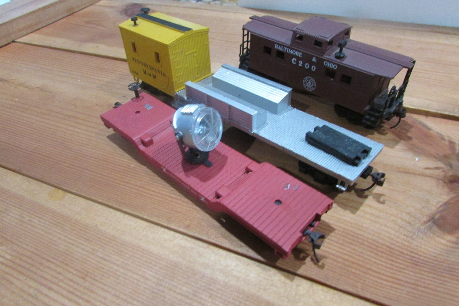 HO Scale (5) Assorted Freight Cars LOT#0148