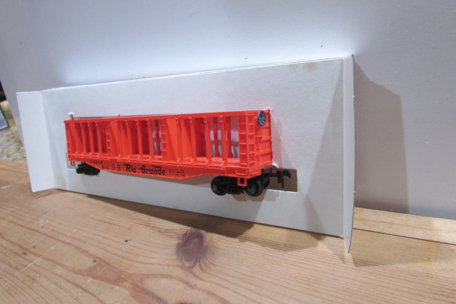 HO Scale AHM 5392F Pulpwood Rack Car Rio Grande D&RGW #945