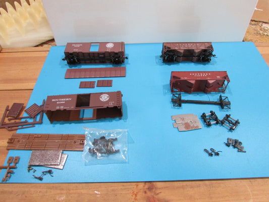 HO Scale (4) Assorted Freights Cars "Southern" Lot#1102