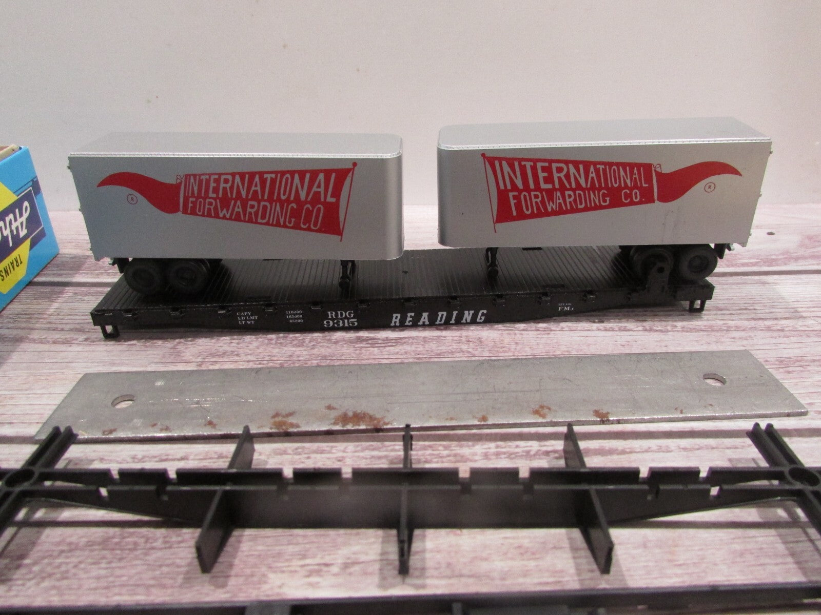 HO Scale Athearn 1402 50ft Flat Car Reading with 2  Trailers ATH5192