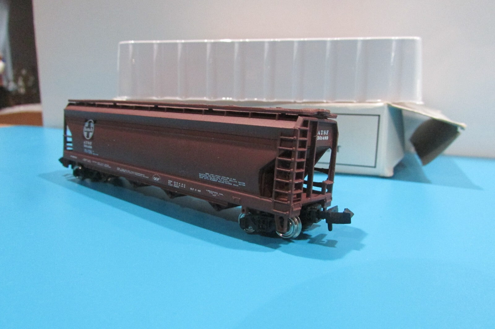 N Scale  Bachmann 70550 56' Center Flow Hopper  ATSF "Santa Fe"