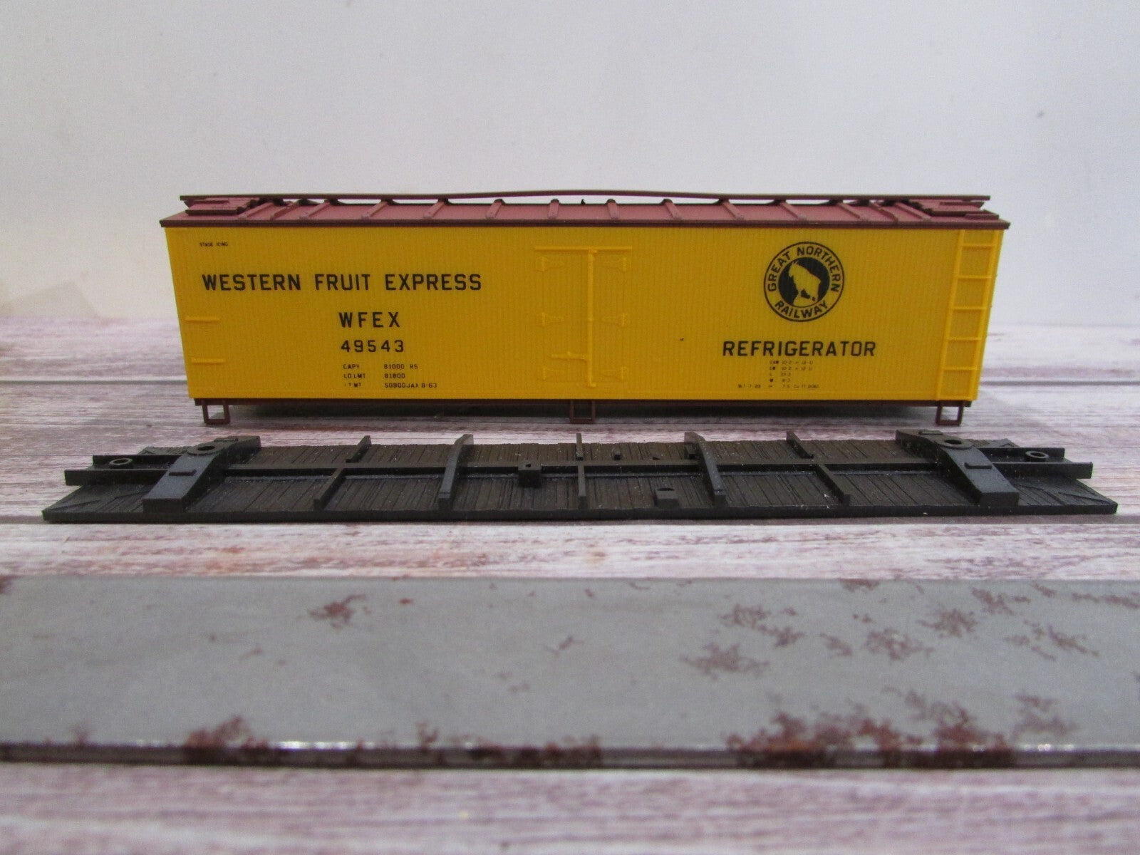 HO Scale  Accurail 4803 40' Wood Reefer Kit Western Pacific Fruit #49543