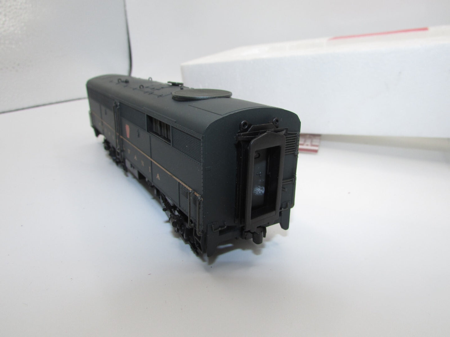 Ho Scale Proto 2000 8376 FB2 Unpowered Locomotive P.R.R.#9620B  Lot#4696