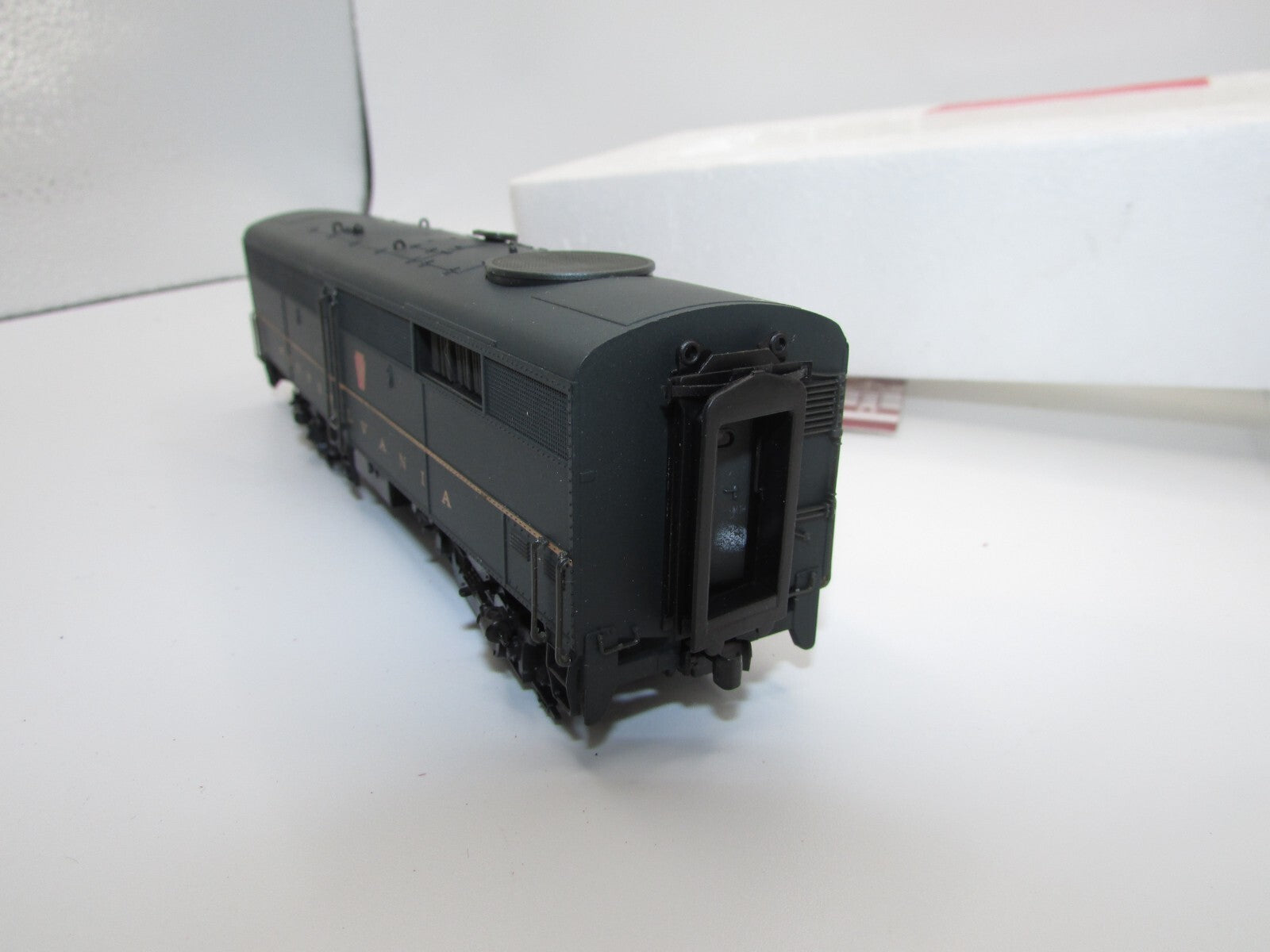 Ho Scale Proto 2000 8376 FB2 Unpowered Locomotive P.R.R.#9620B  Lot#4696