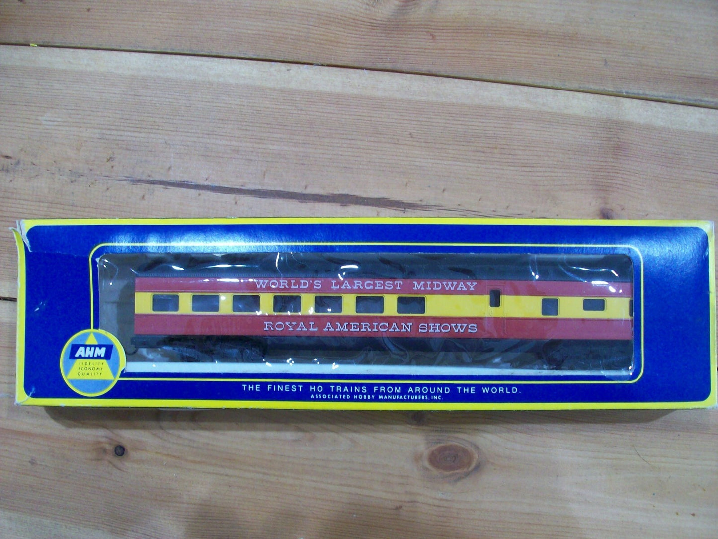 HO Scale AHM/Rivarossi Diner Car "Royar American Show" Lo#0396