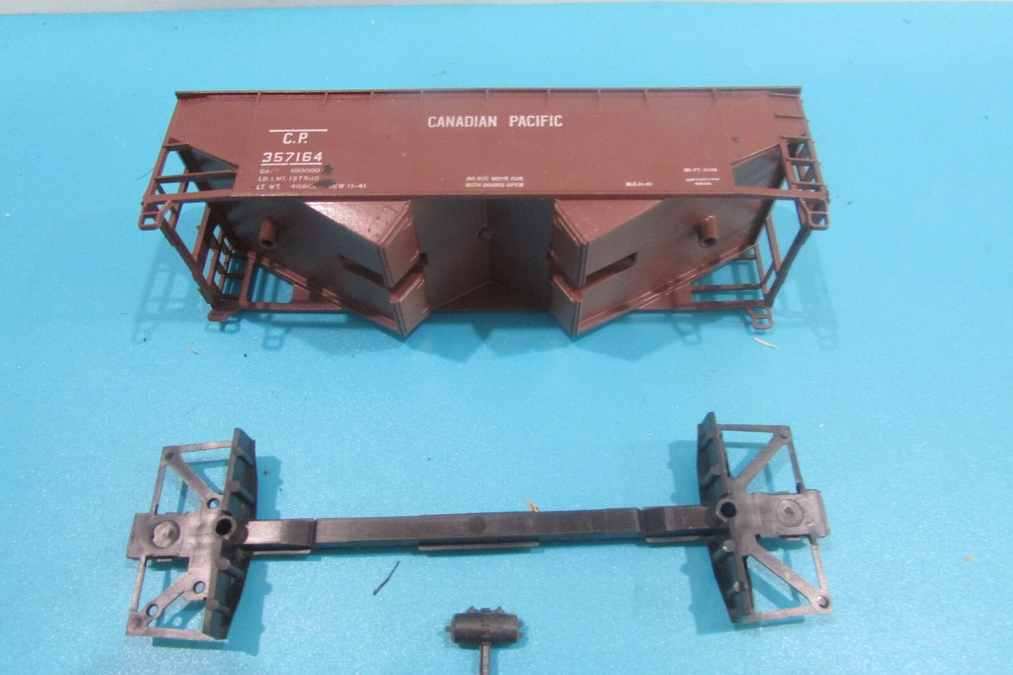 HO Scale Athearn 5402 34ft O/S Hopper Car Kit Canadian Pacific