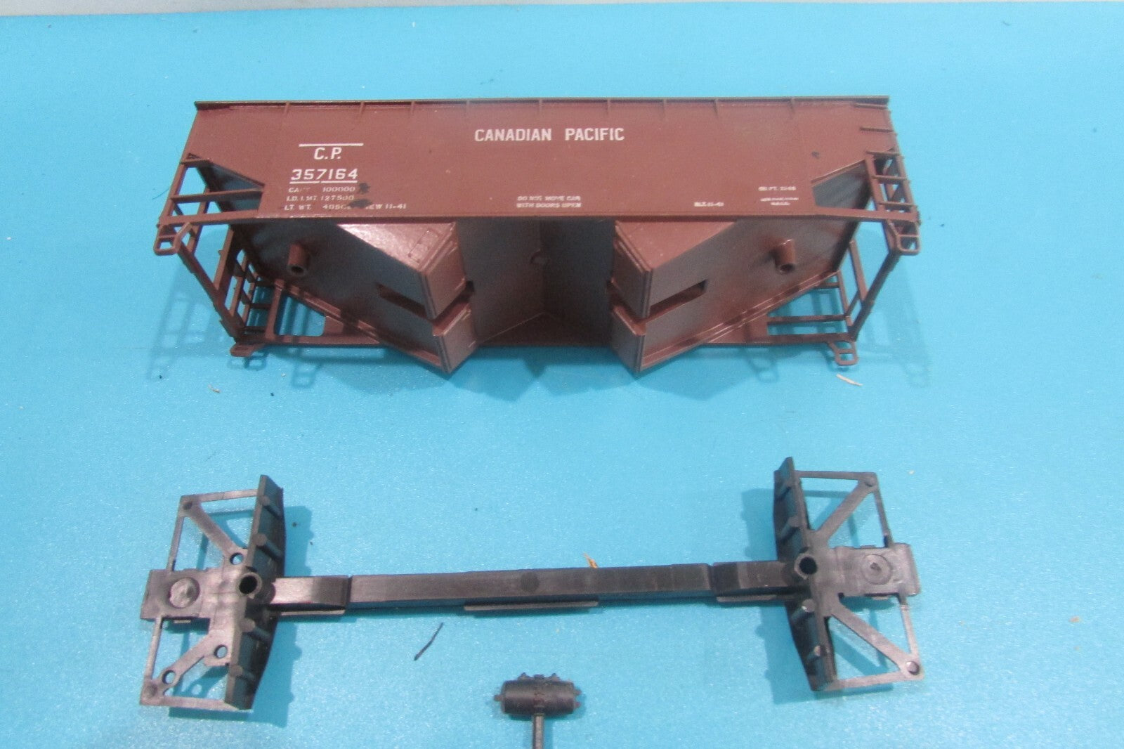 HO Scale Athearn 5402 34ft O/S Hopper Car Kit Canadian Pacific