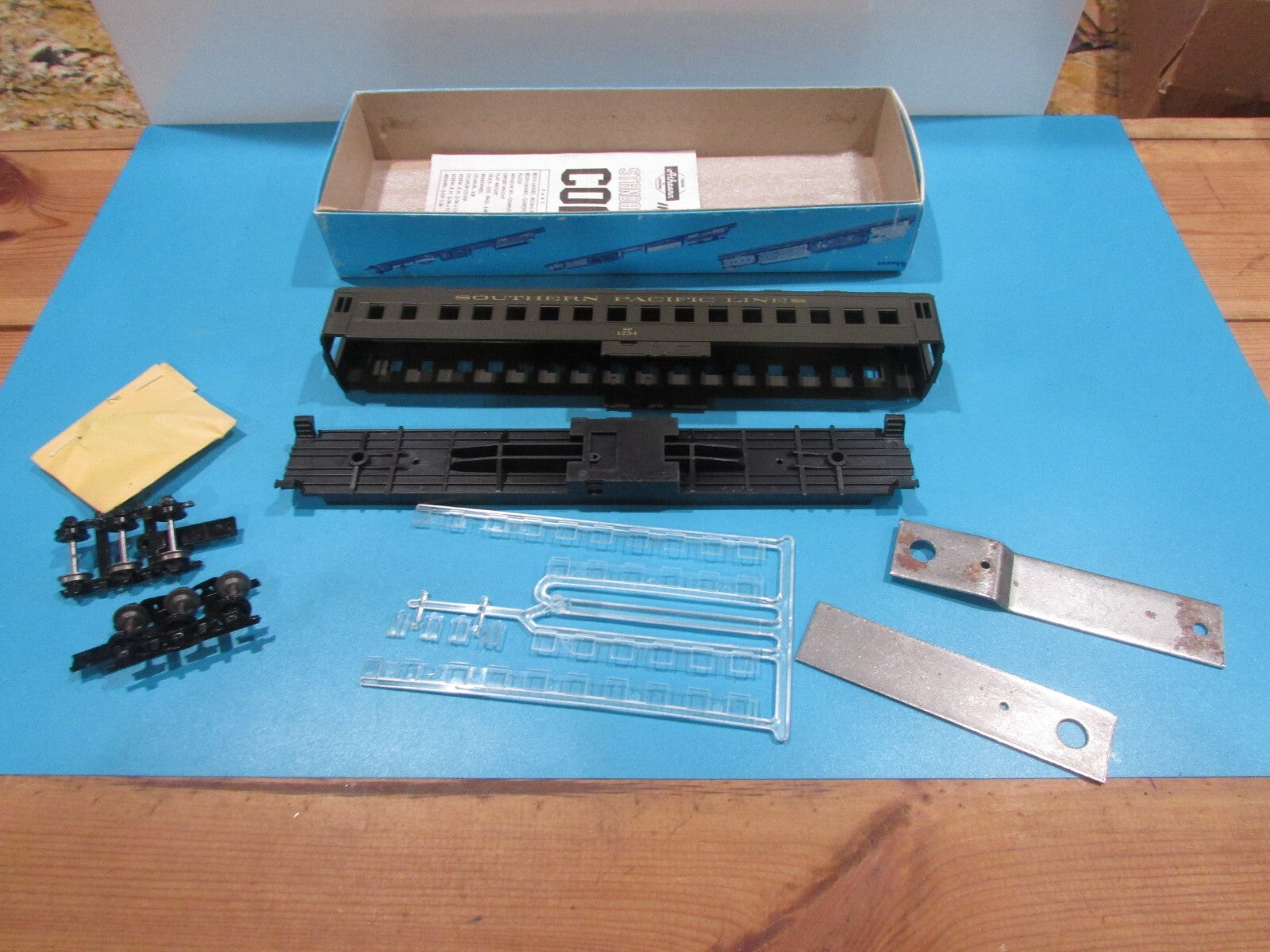 HO Scale Athearn 1853 Coach Passenger Car Southern Kit  Lot#1527