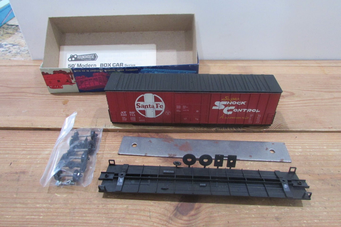 HO Scale RoundHouse 1821 50' Rib Side Hi Cube Santa Fe RH4741